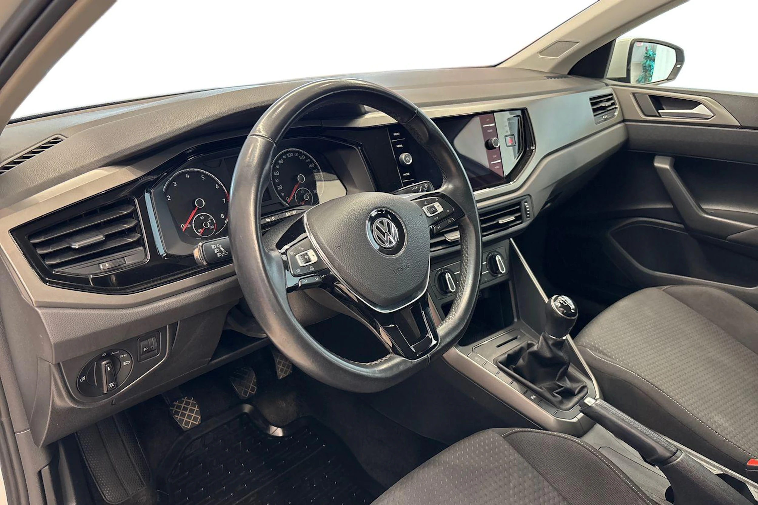 Valkoinen Volkswagen POLO 2020 kuva 6.