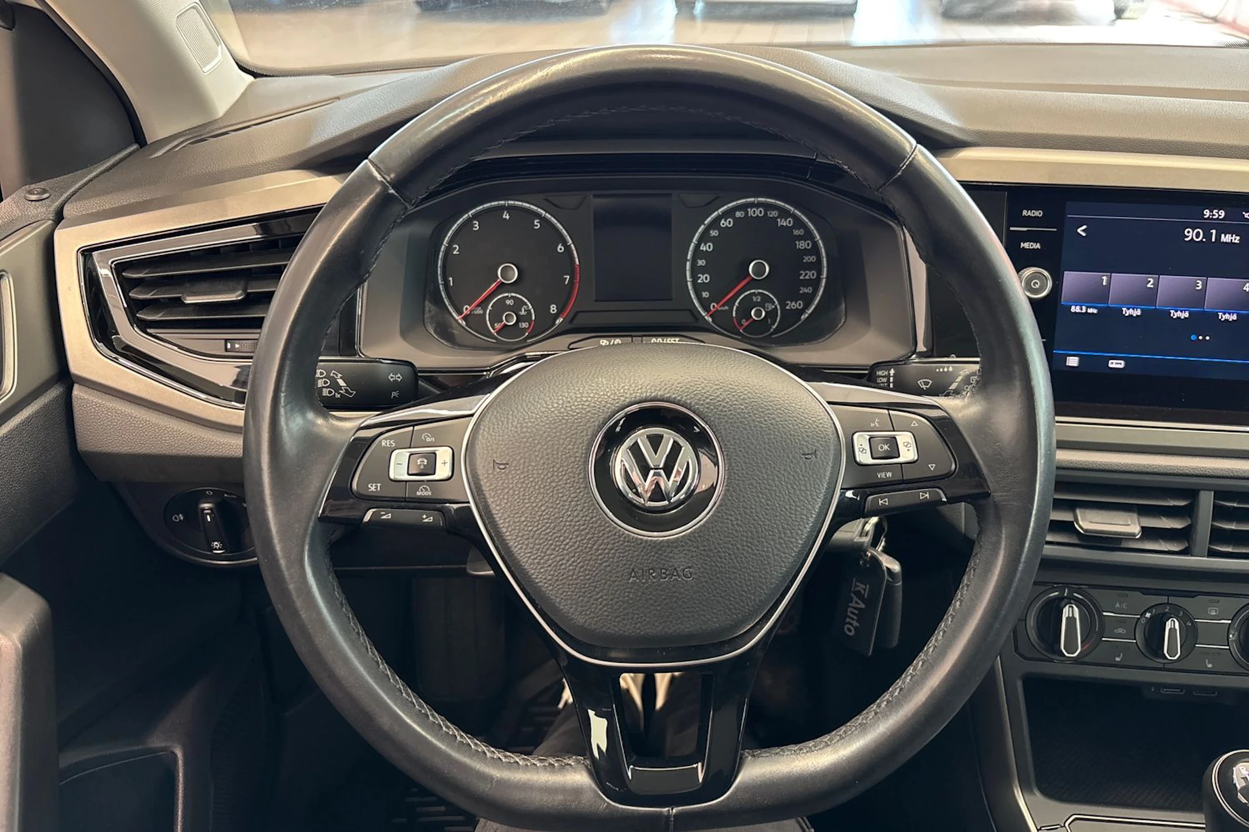 Valkoinen Volkswagen POLO 2020 kuva 17.