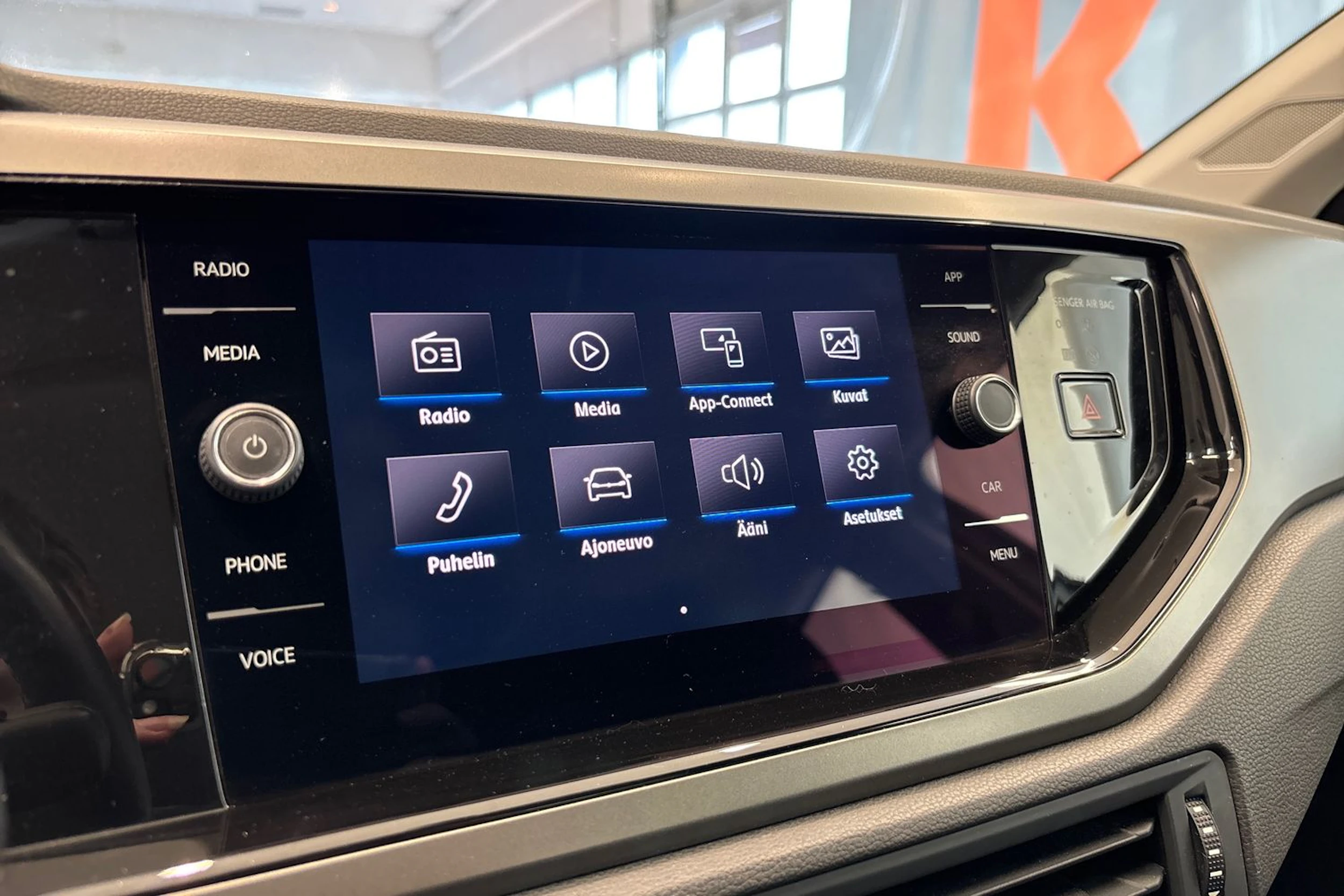 Valkoinen Volkswagen POLO 2020 kuva 23.
