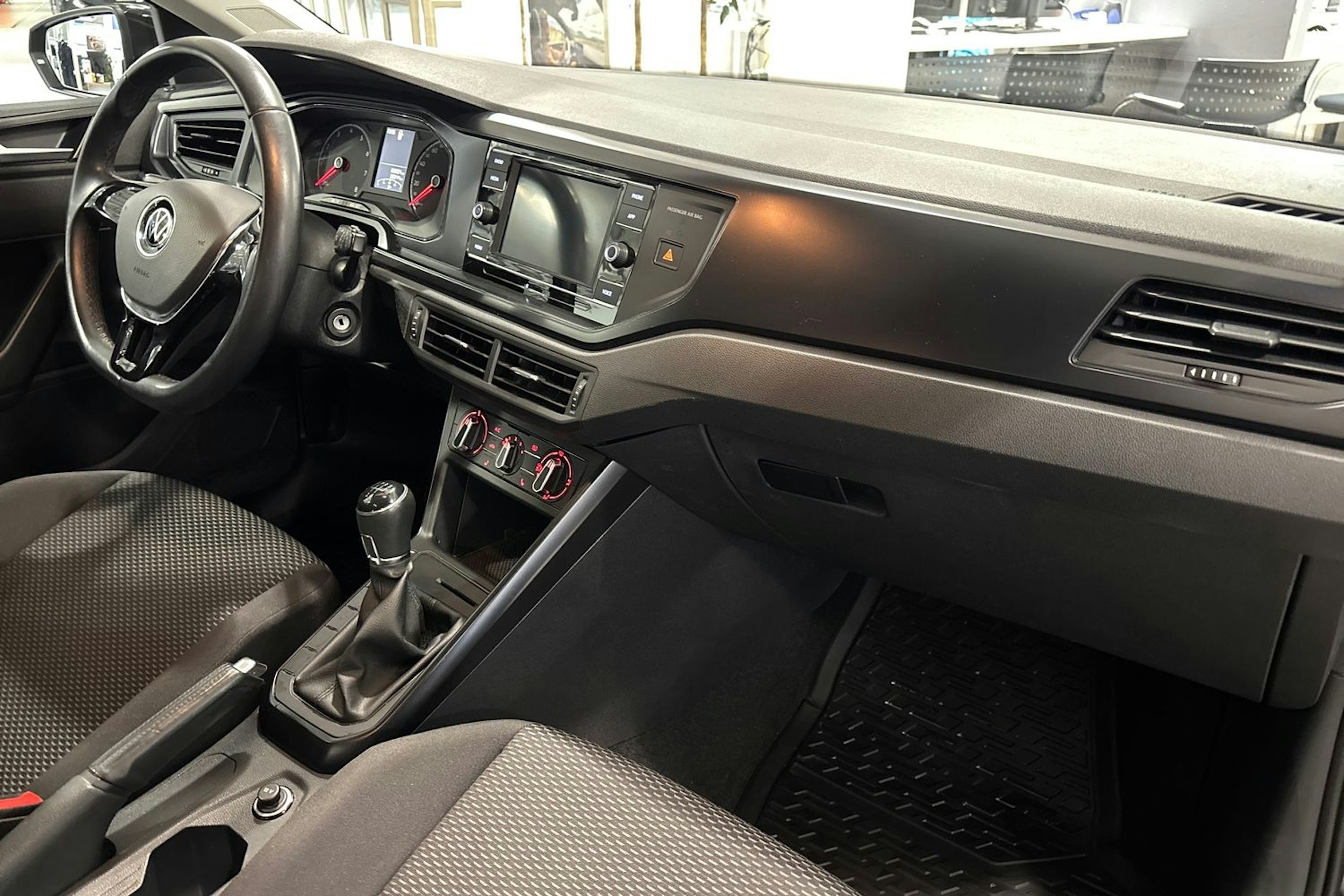 musta Volkswagen Polo 2021 kuva 15.