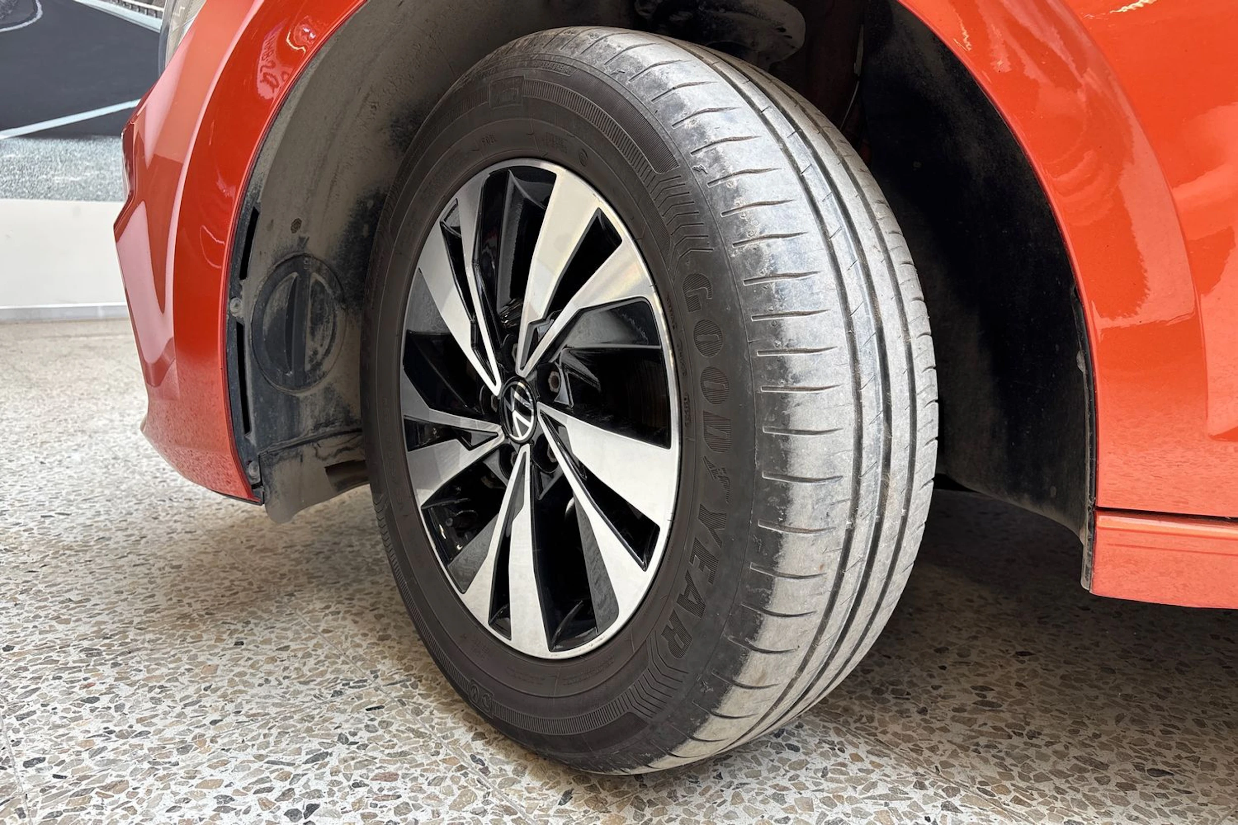 oranssi Volkswagen Polo 2021 kuva 13.