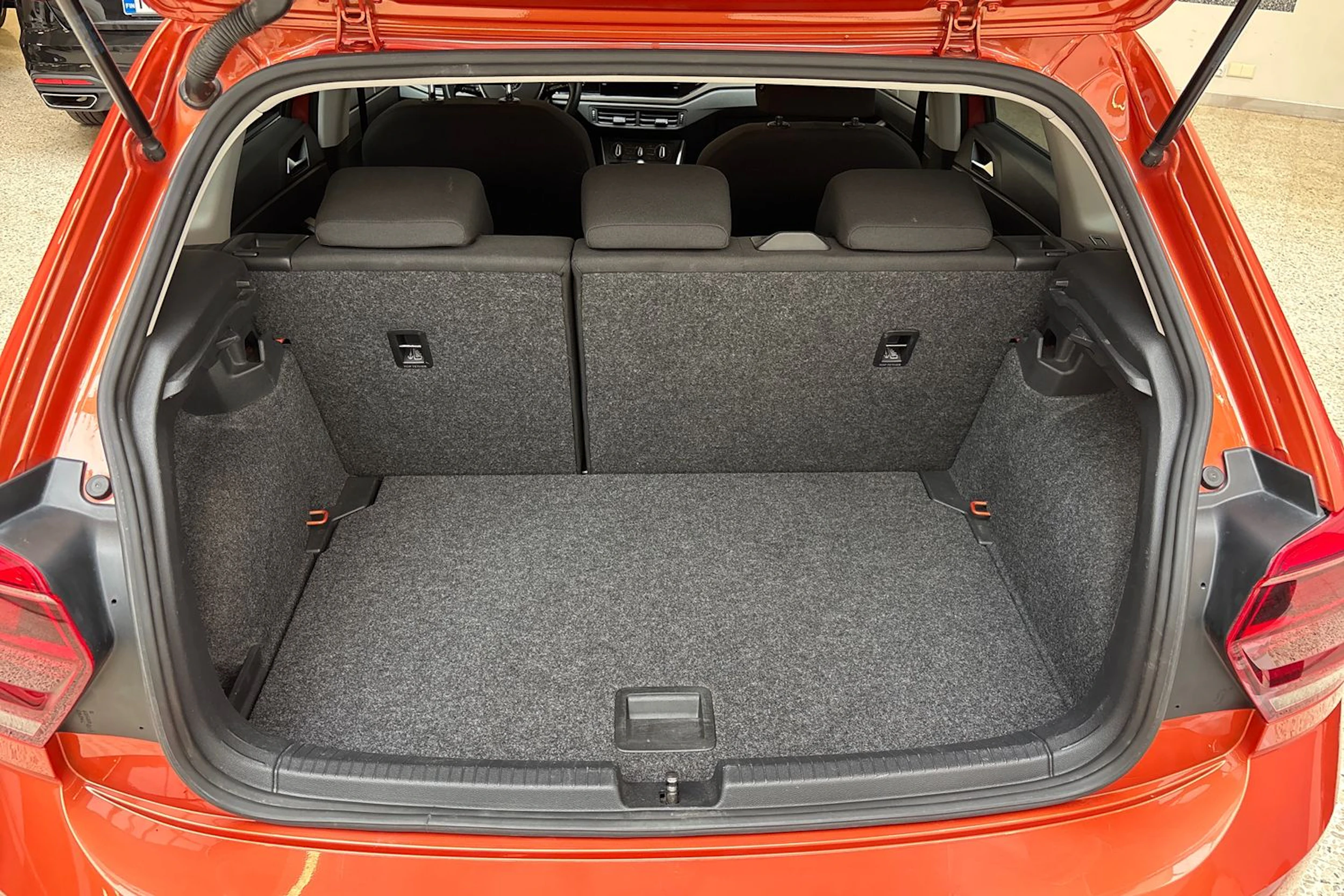 oranssi Volkswagen Polo 2021 kuva 16.