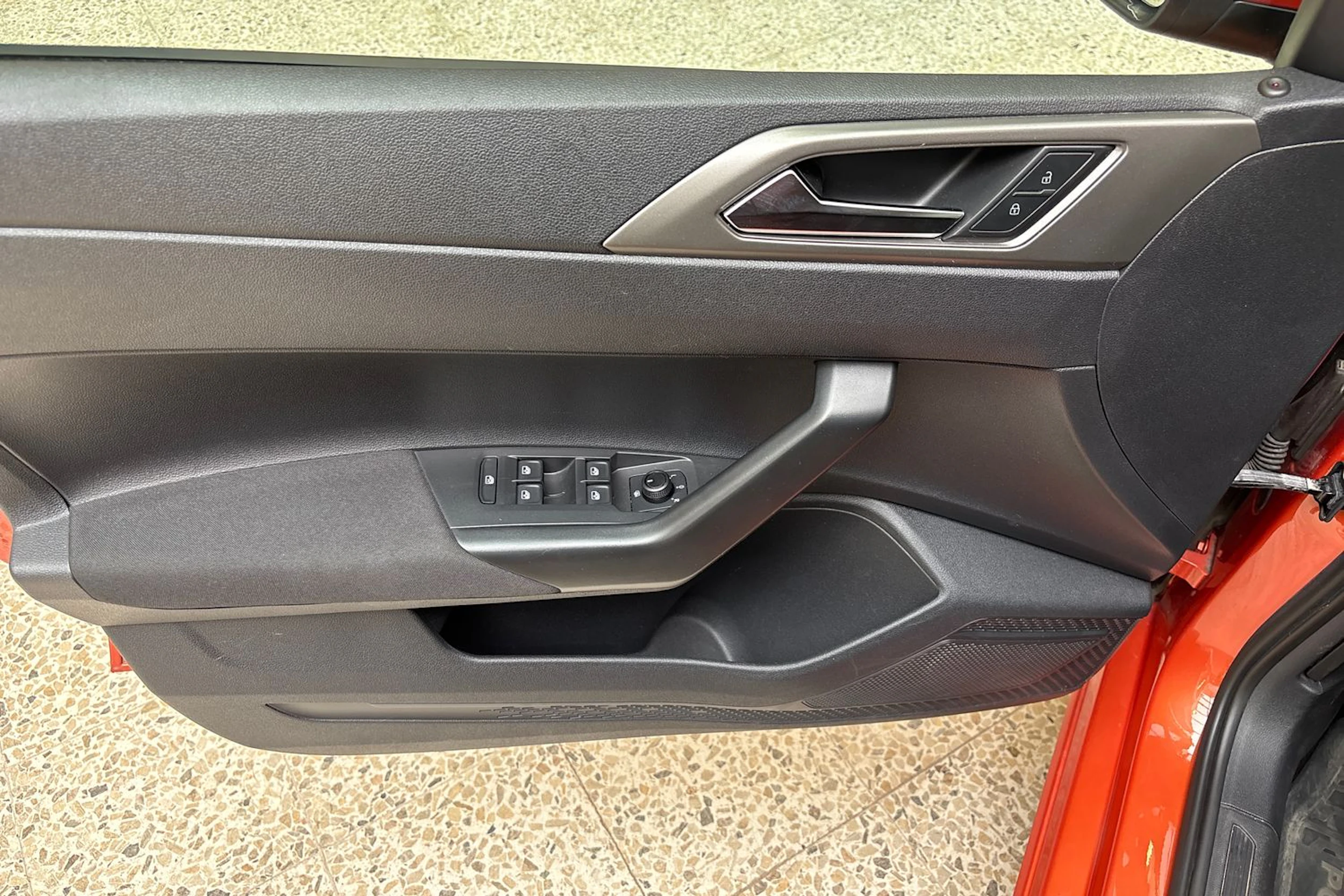 oranssi Volkswagen Polo 2021 kuva 18.