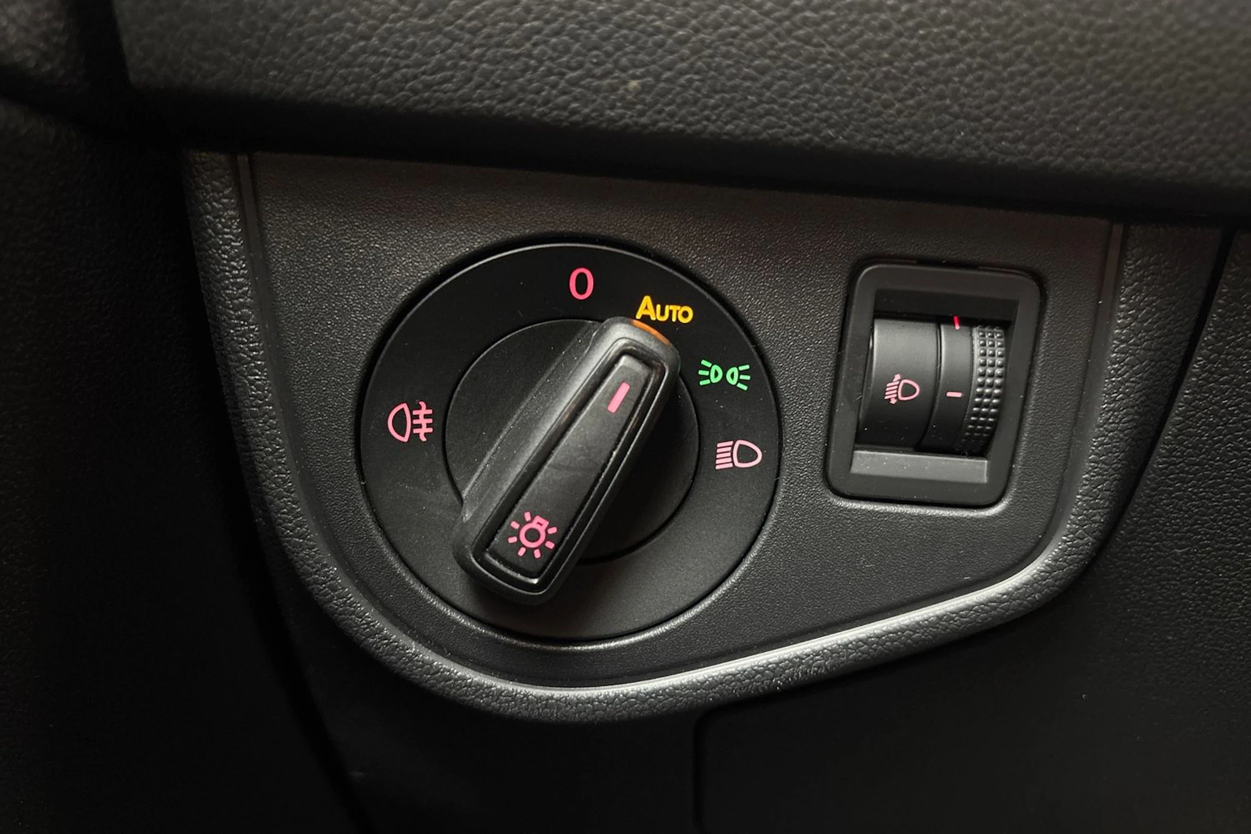 oranssi Volkswagen Polo 2021 kuva 19.