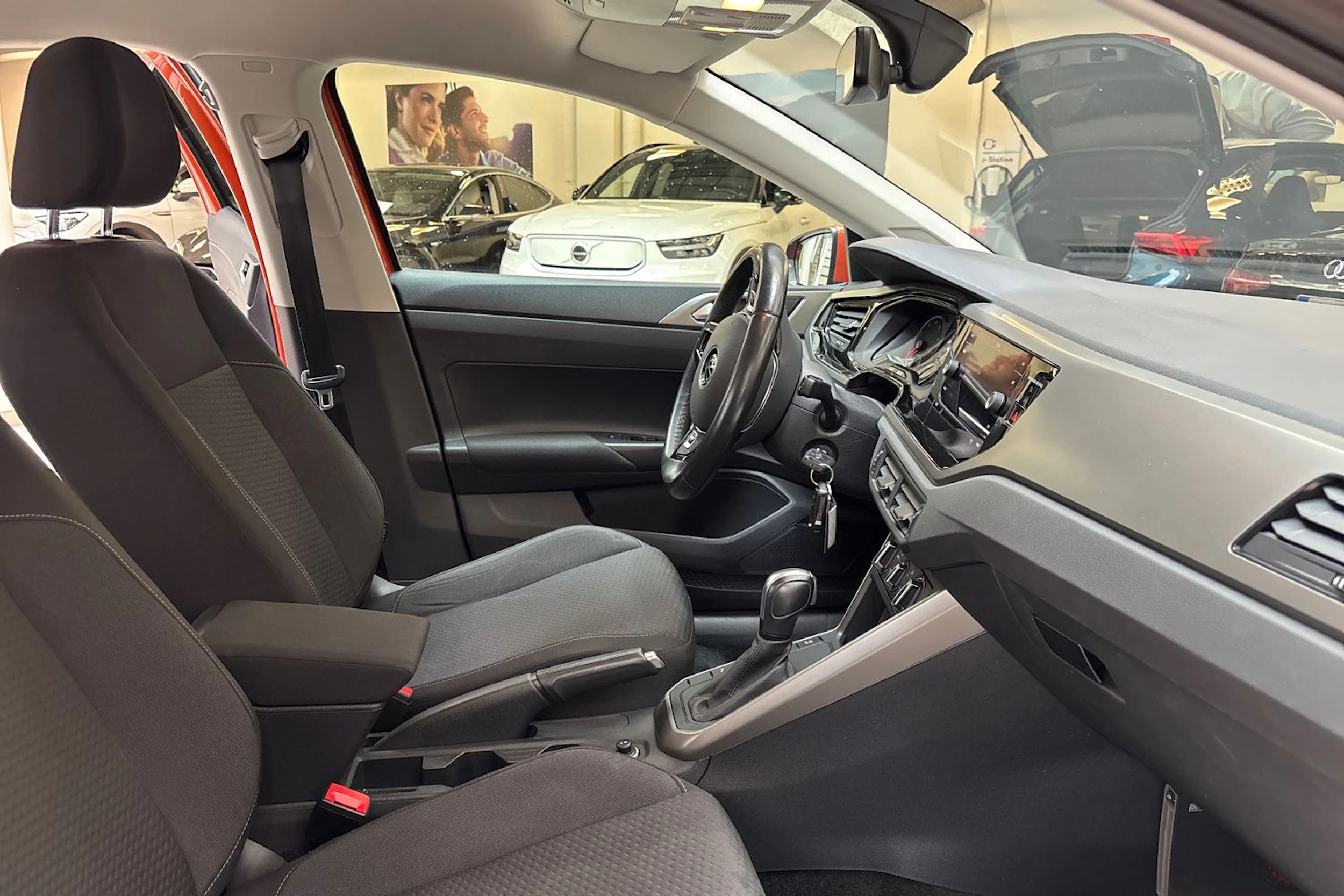 oranssi Volkswagen Polo 2021 kuva 24.