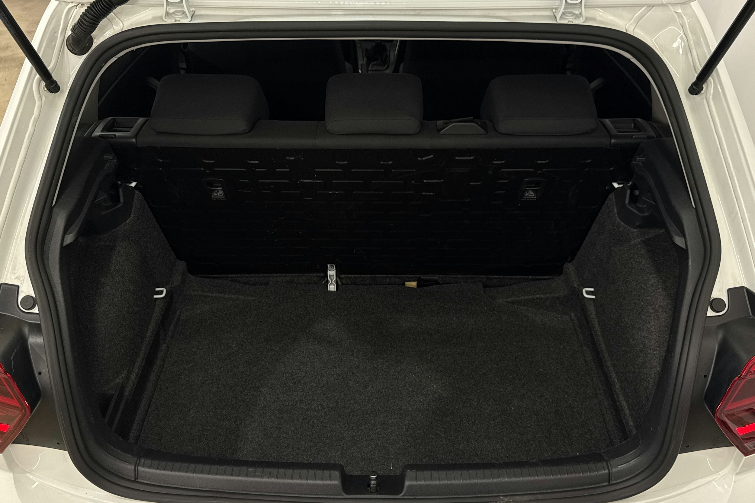 valkoinen Volkswagen Polo 2021 kuva 28.