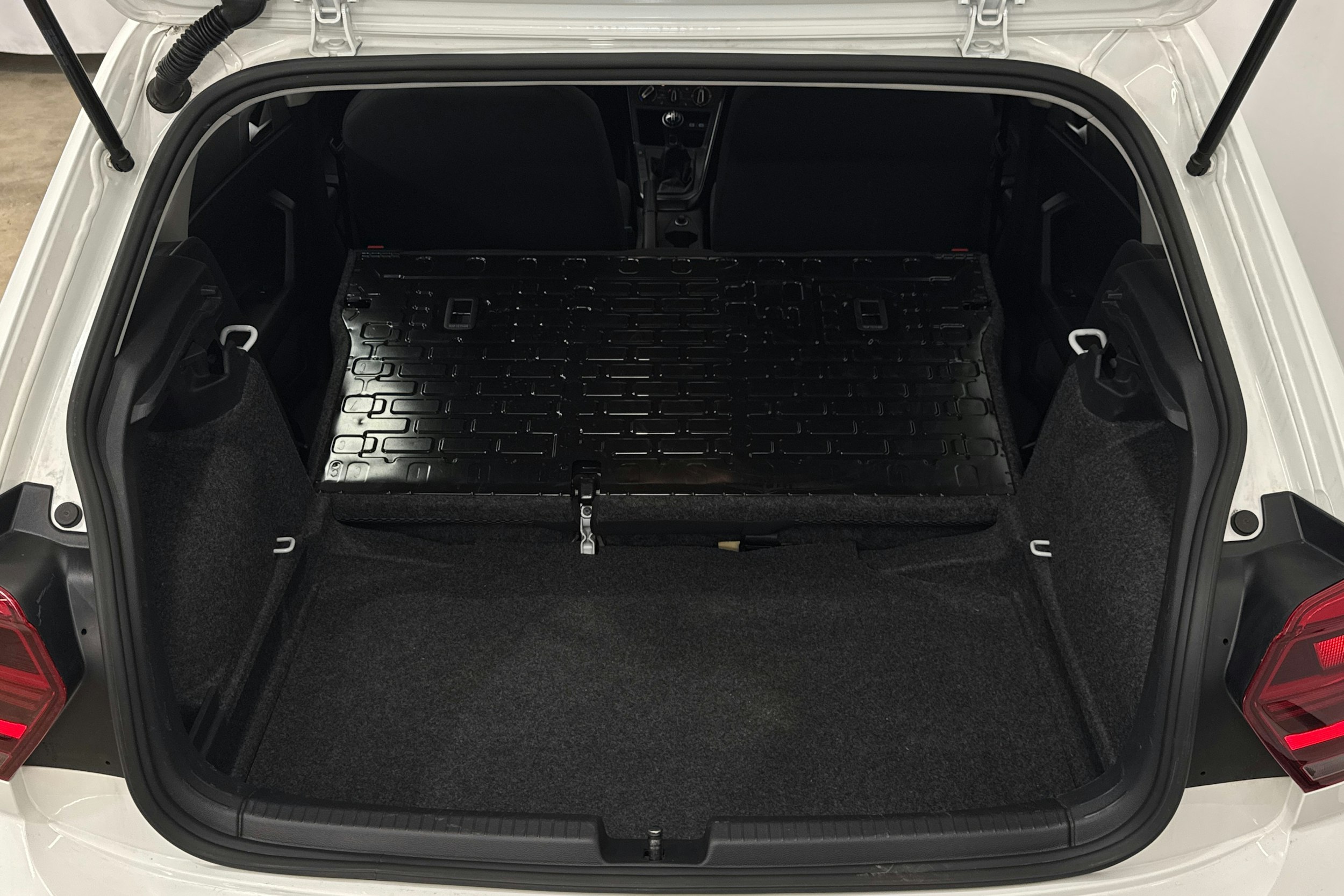 valkoinen Volkswagen Polo 2021 kuva 29.