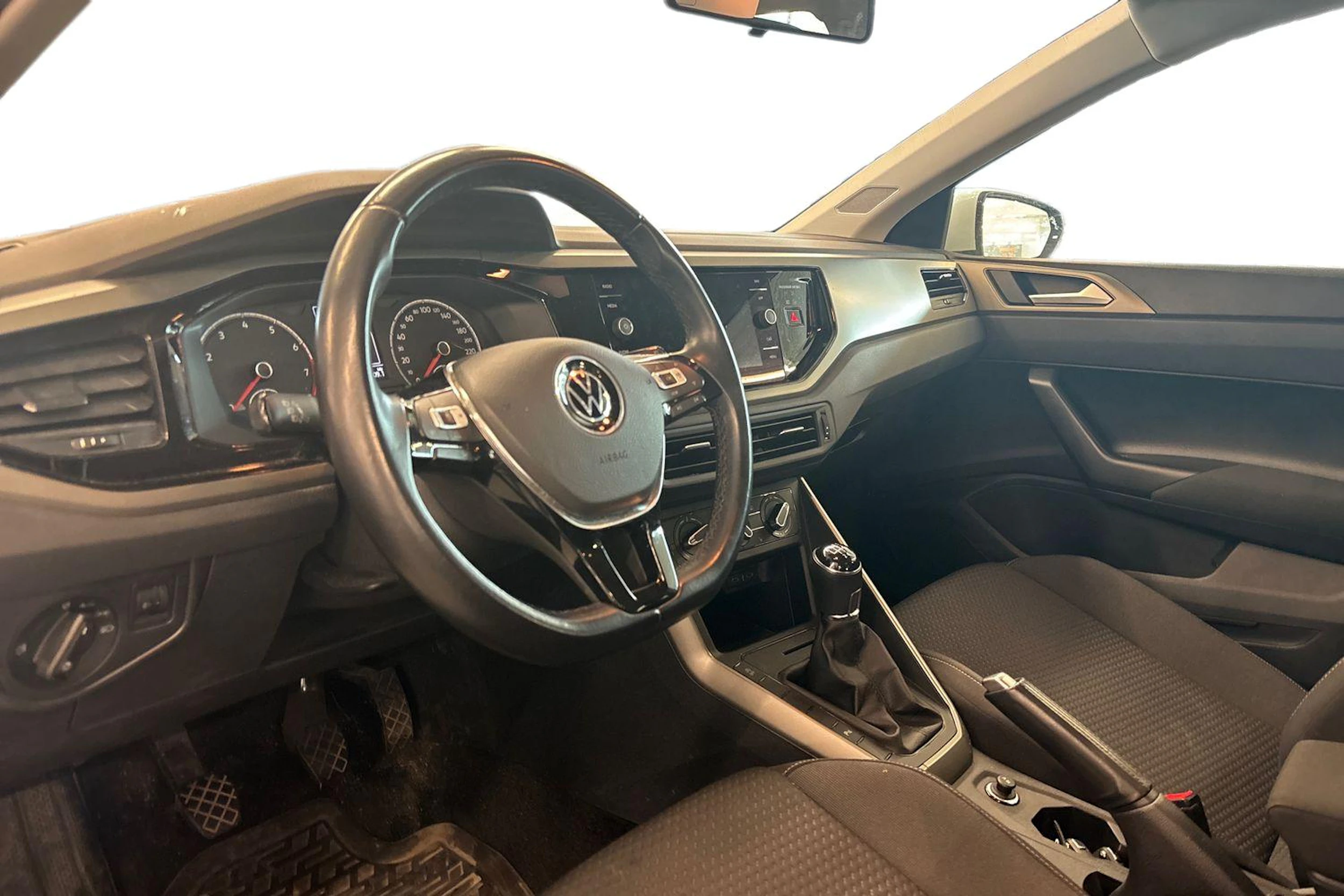 Valkoinen Volkswagen POLO 2021 kuva 3.