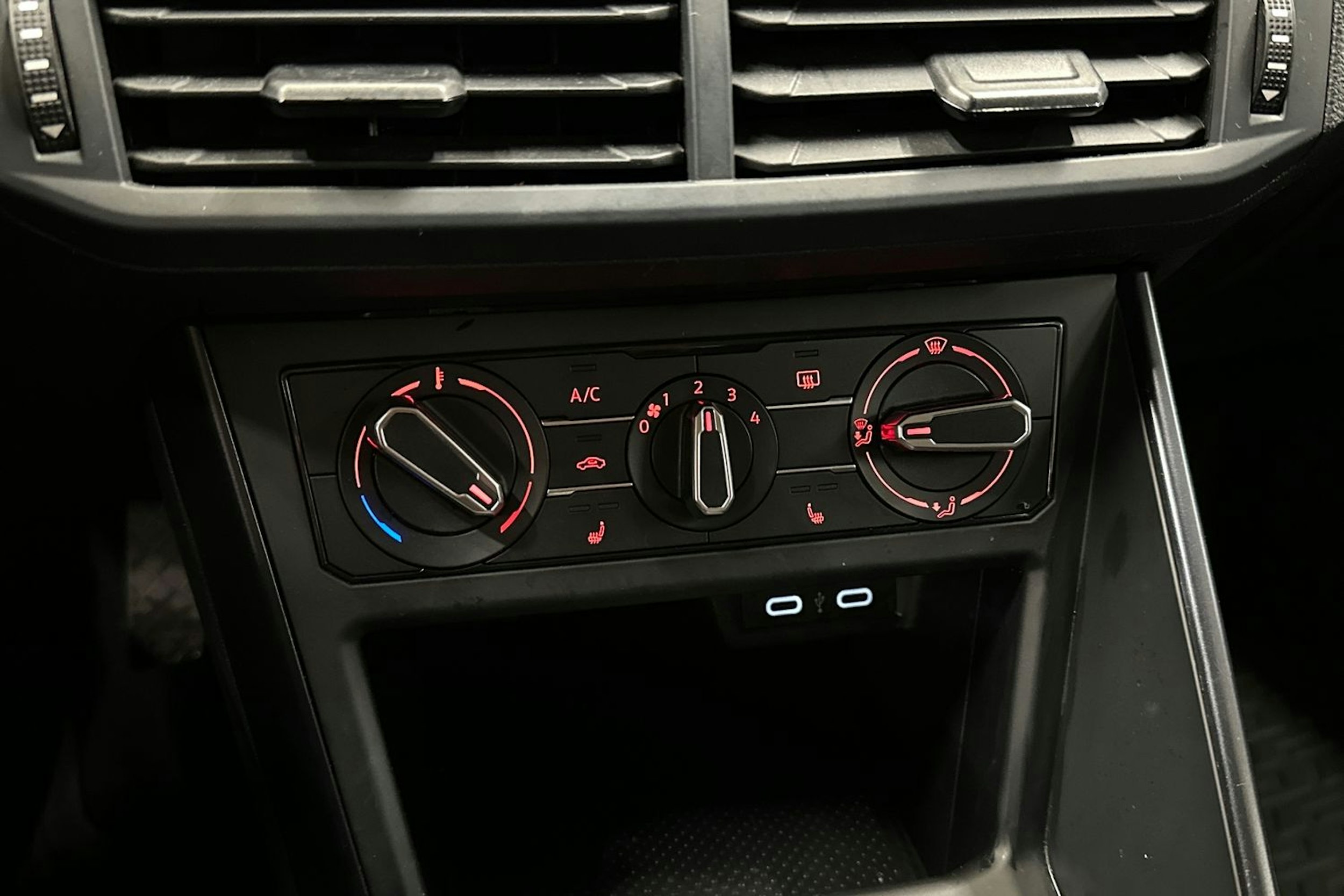 valkoinen Volkswagen Polo 2021 kuva 18.