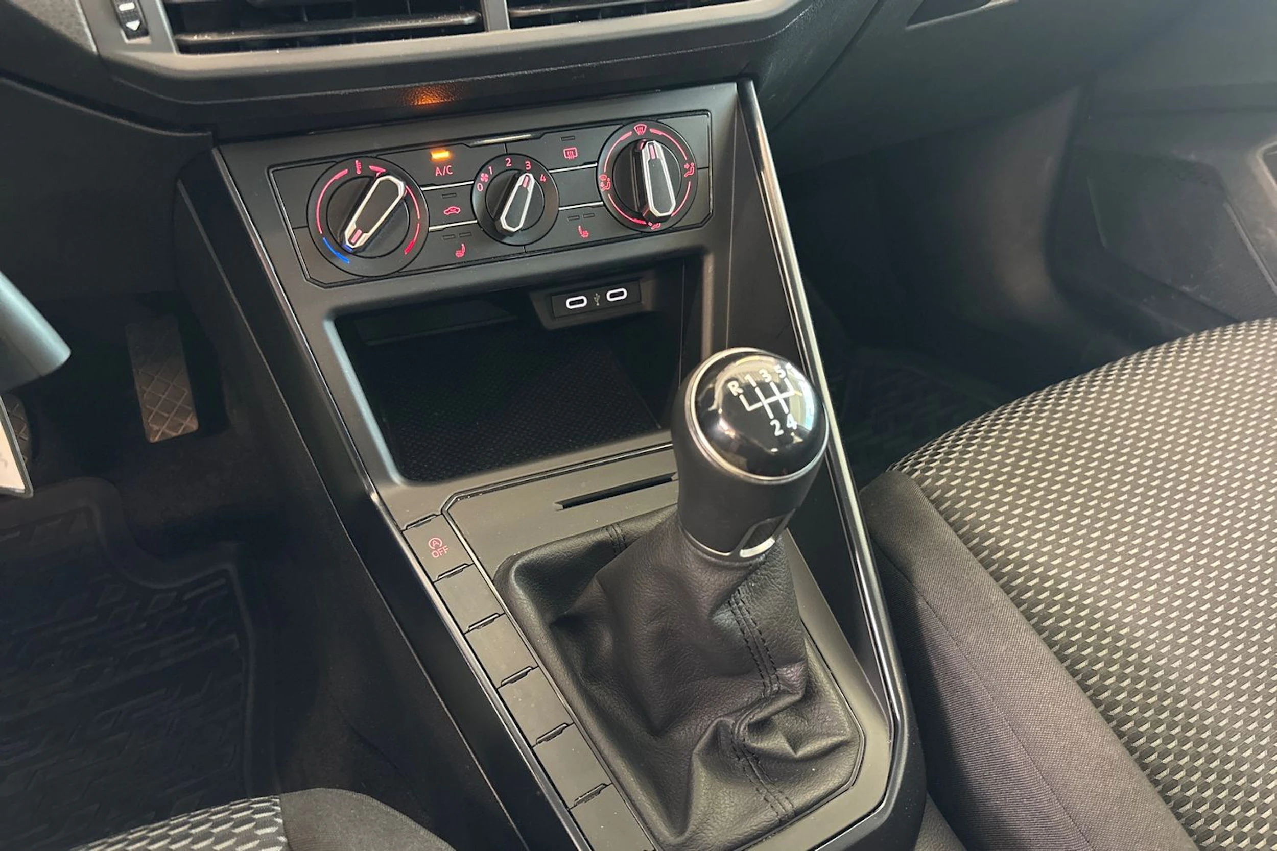 Valkoinen Volkswagen POLO 2021 kuva 16.