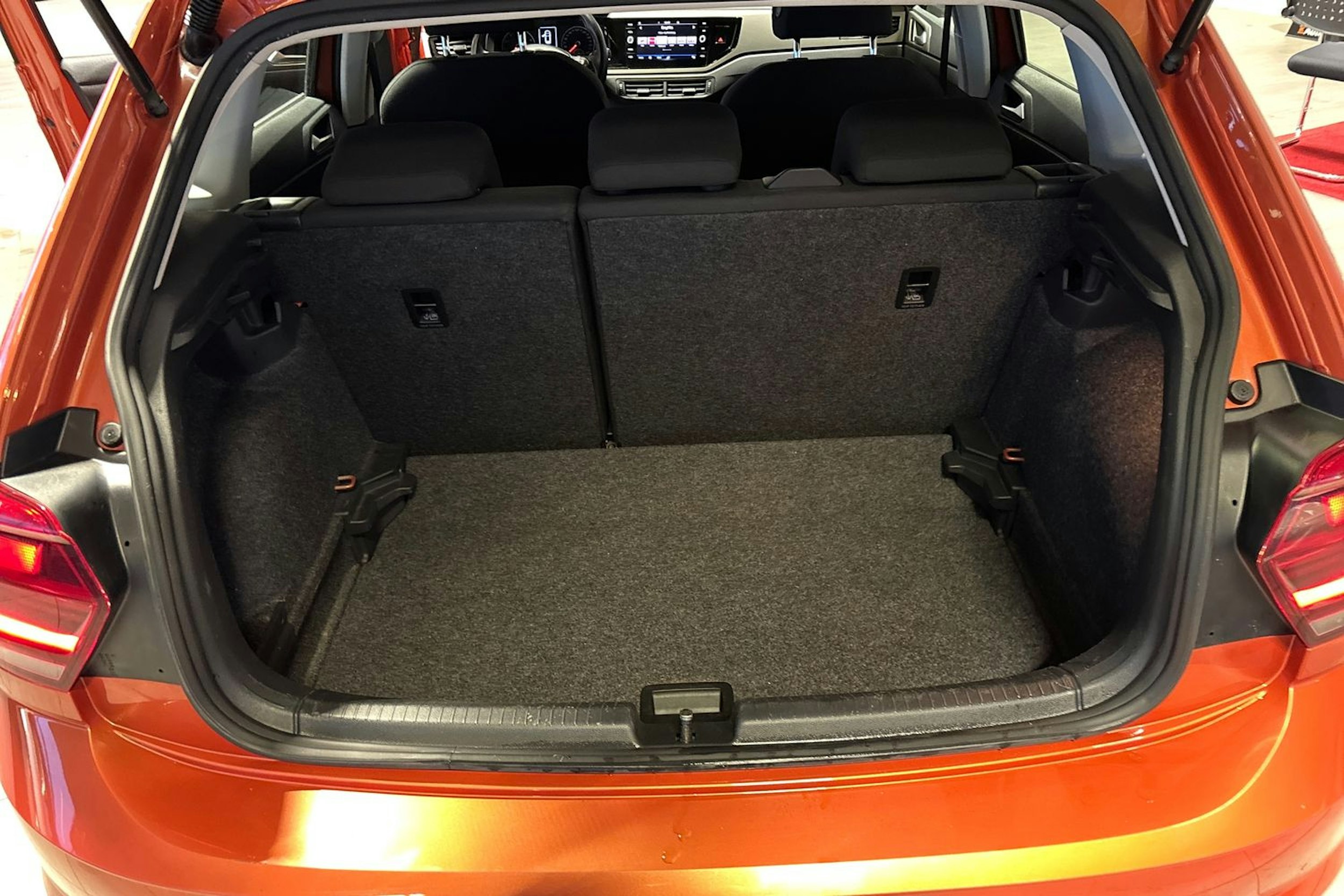 Oranssi Volkswagen POLO 2021 kuva 19.