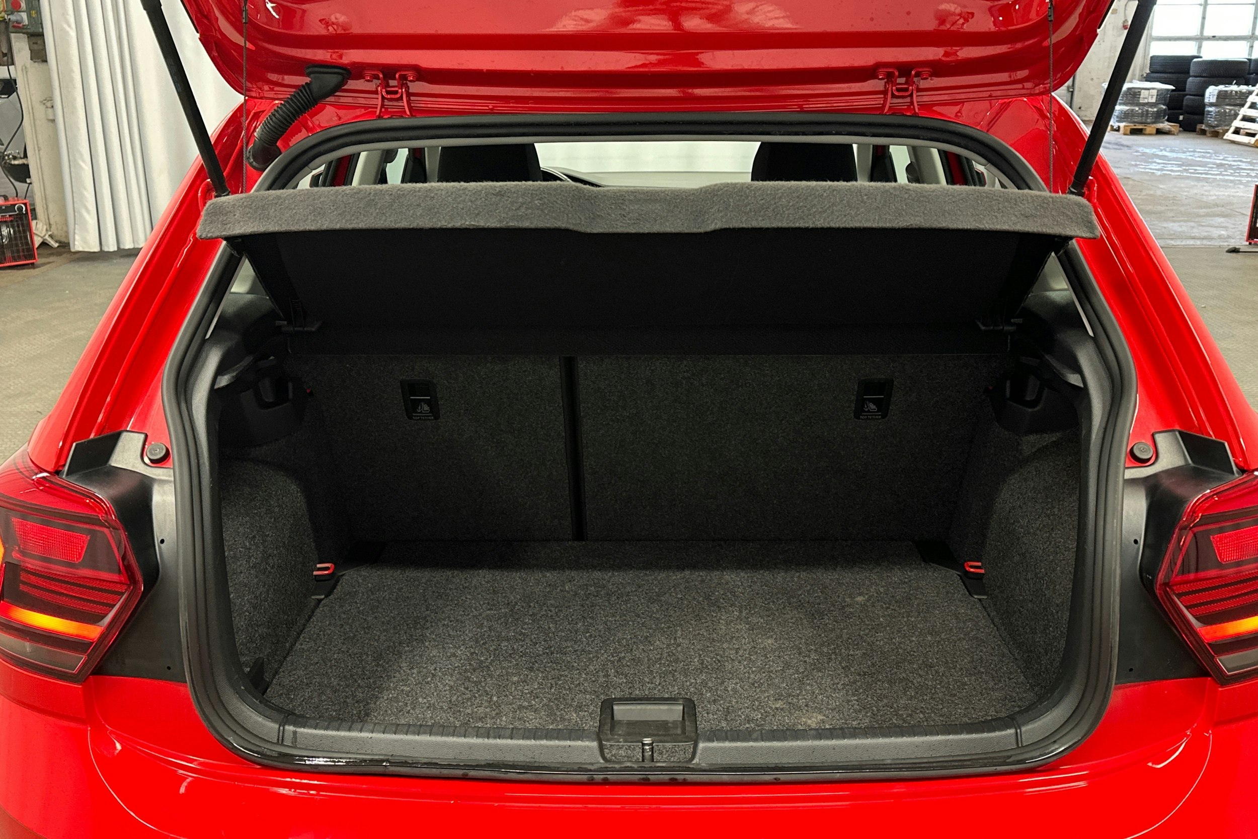 punainen Volkswagen Polo 2021 kuva 14.