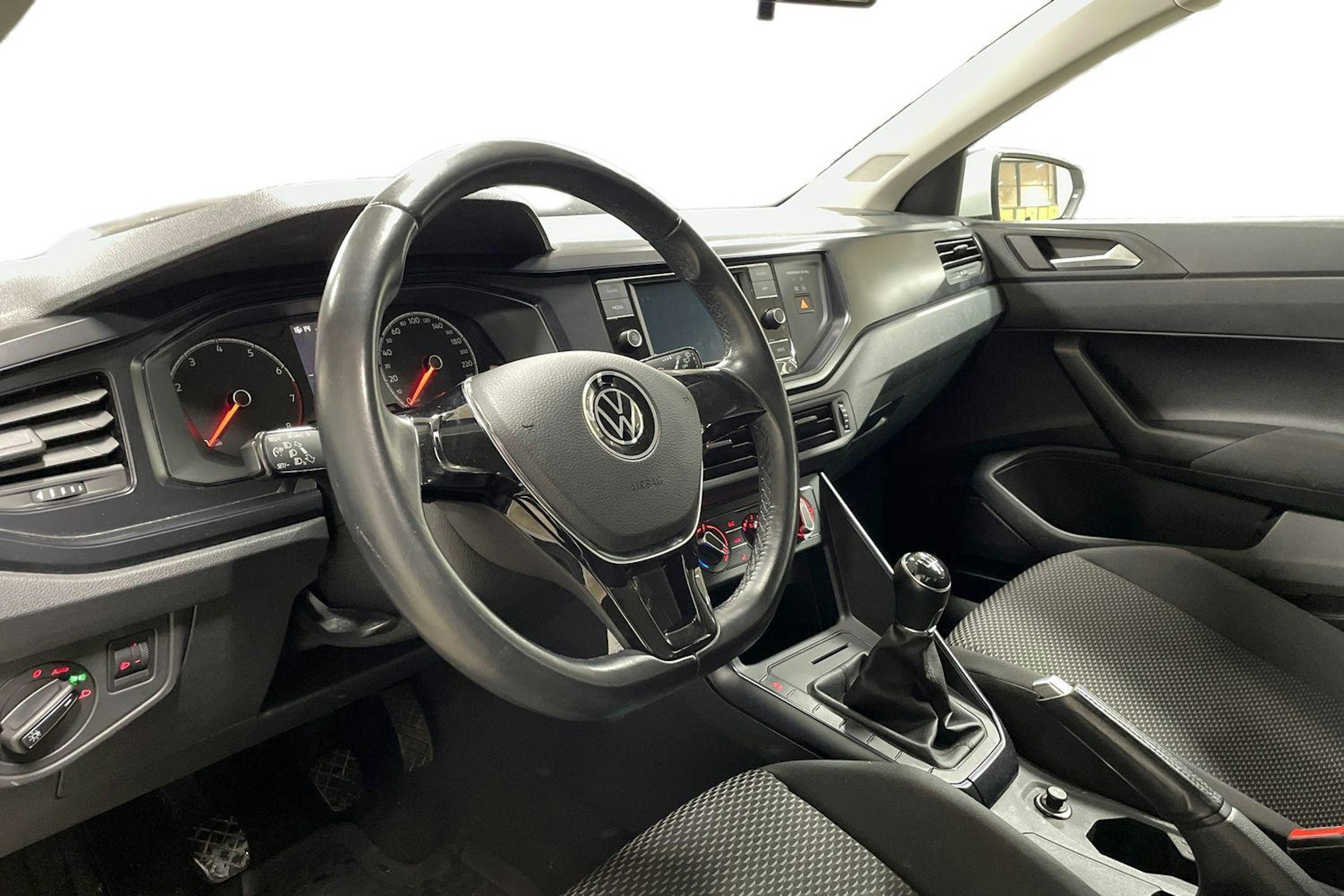 Valkoinen Volkswagen POLO 2021 kuva 3.