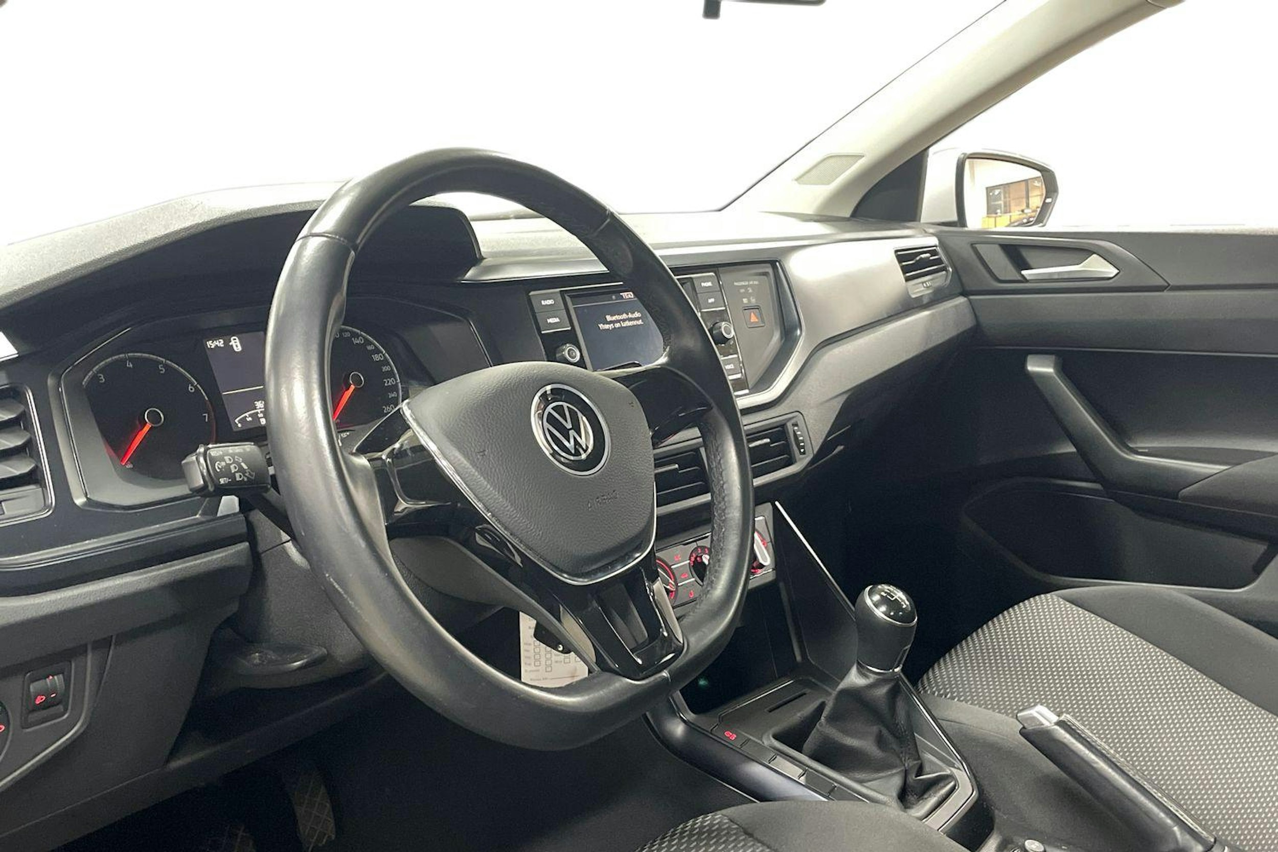 Valkoinen Volkswagen POLO 2021 kuva 6.