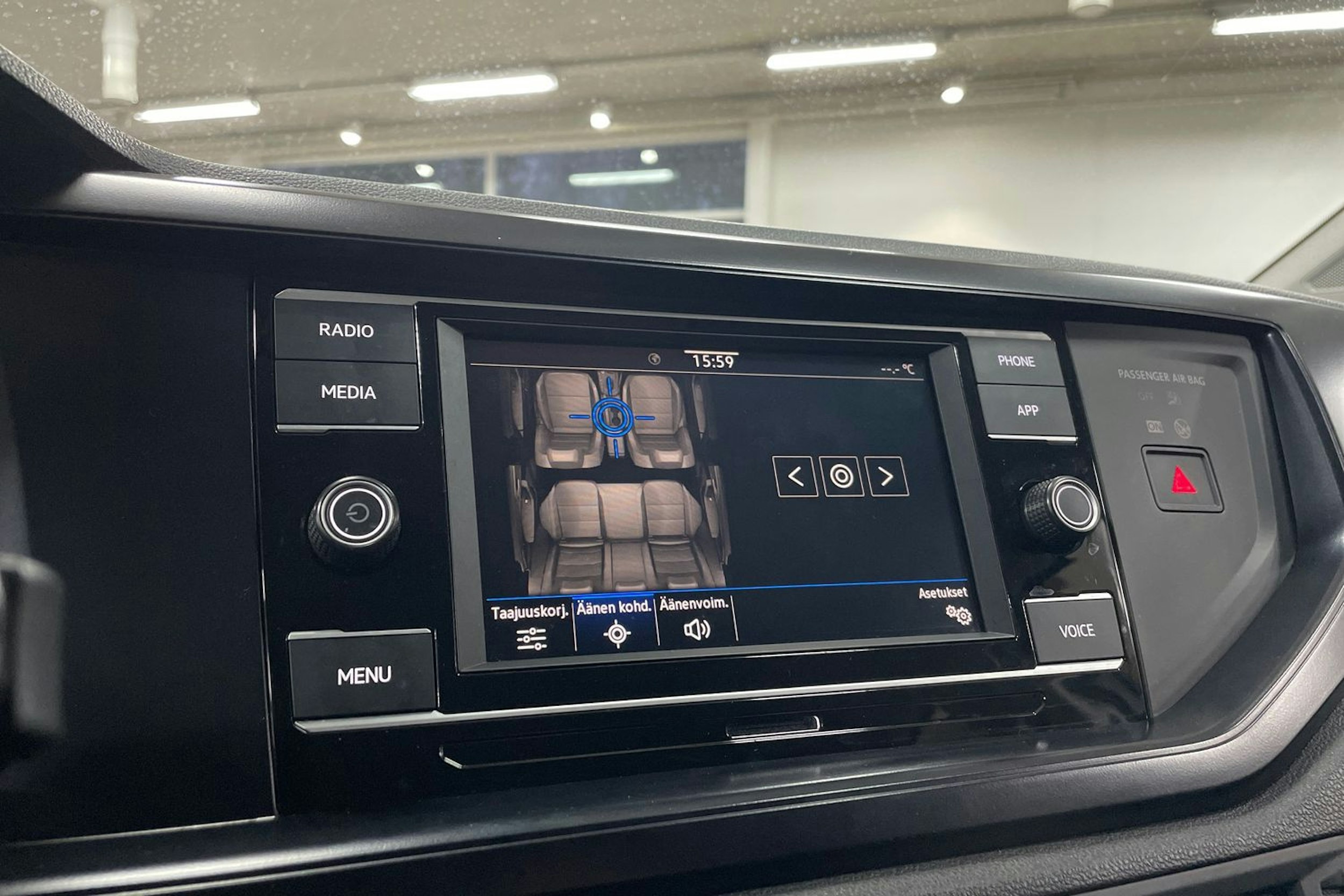 Valkoinen Volkswagen POLO 2021 kuva 17.