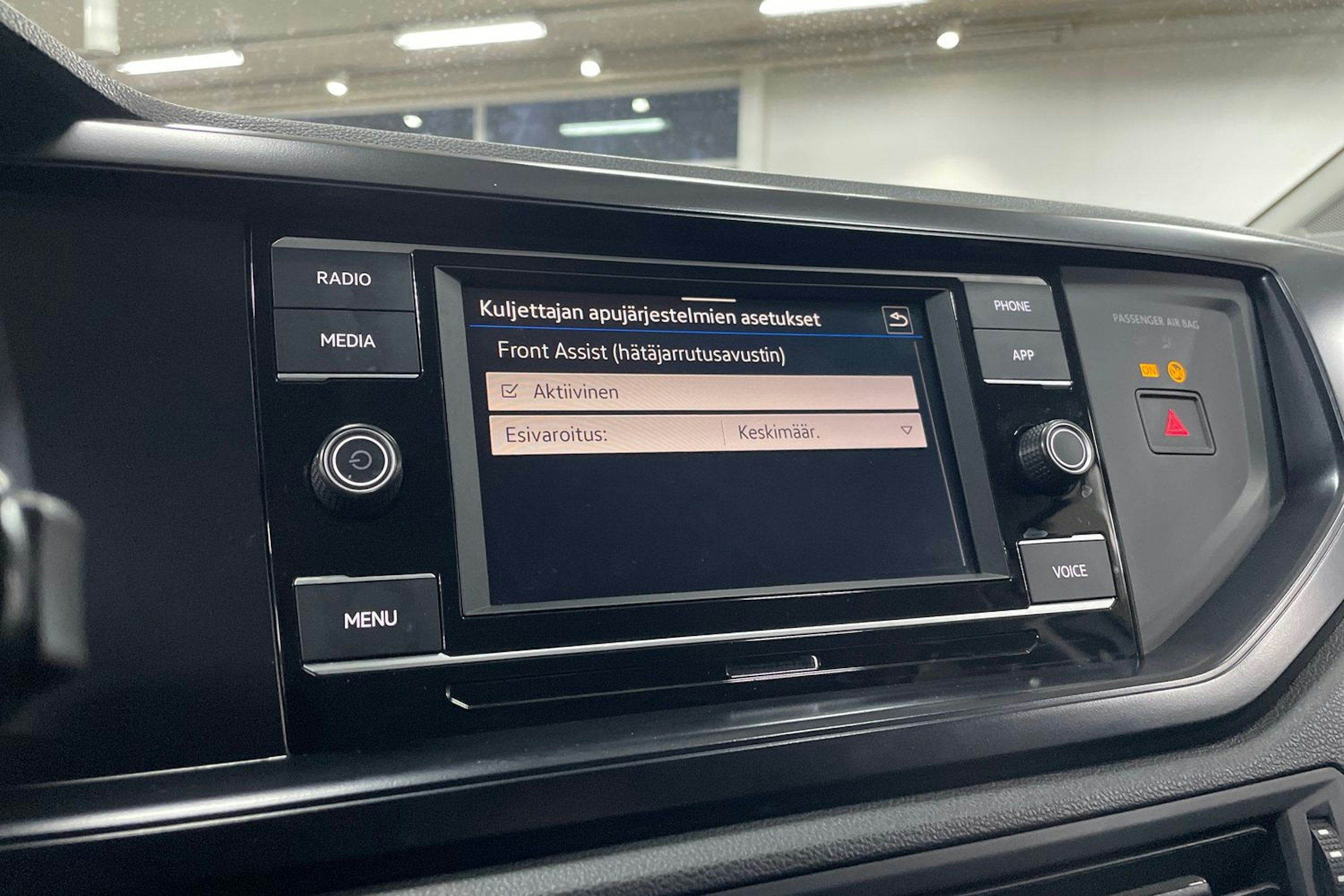 Valkoinen Volkswagen POLO 2021 kuva 18.