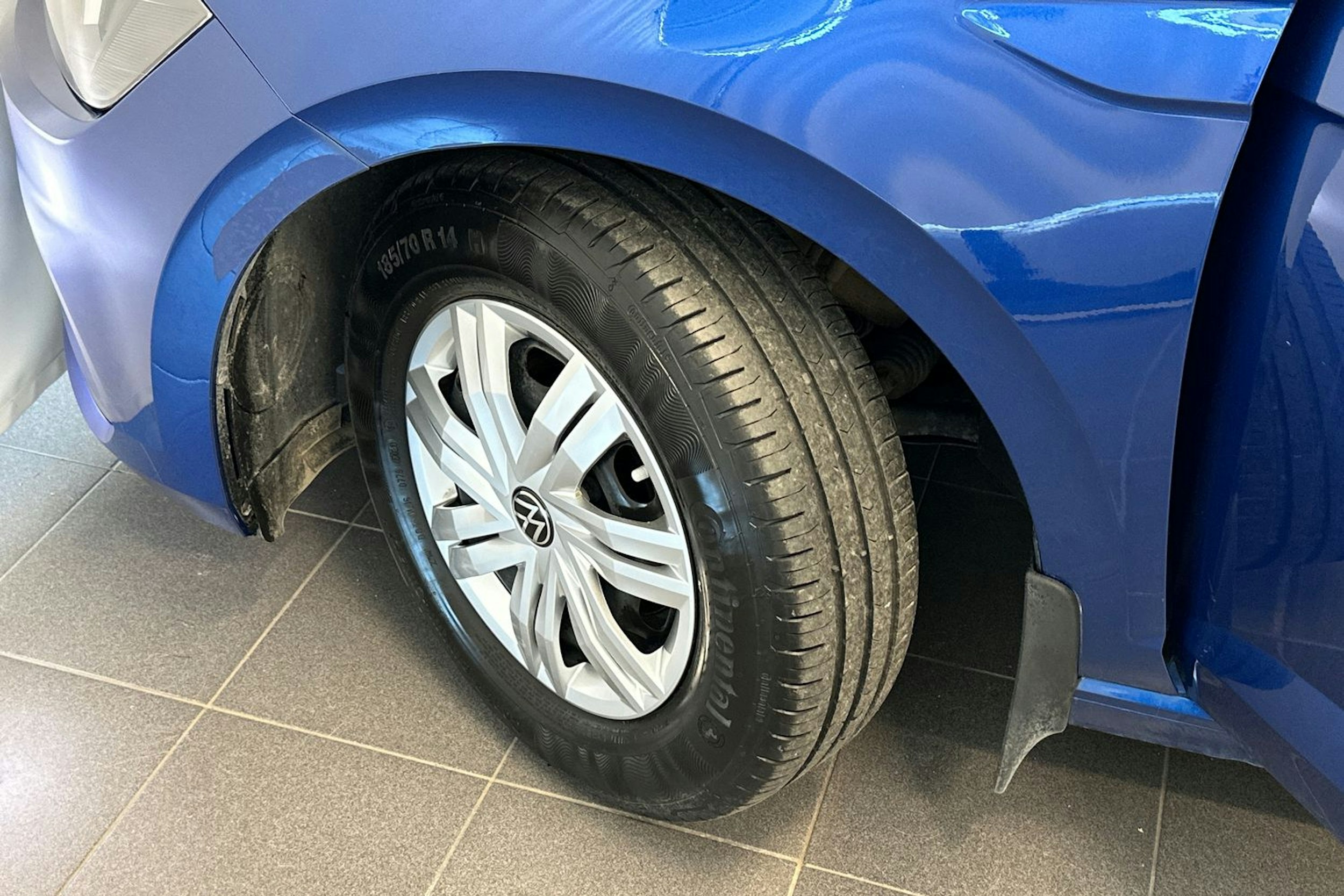 sininen Volkswagen Polo 2021 kuva 13.