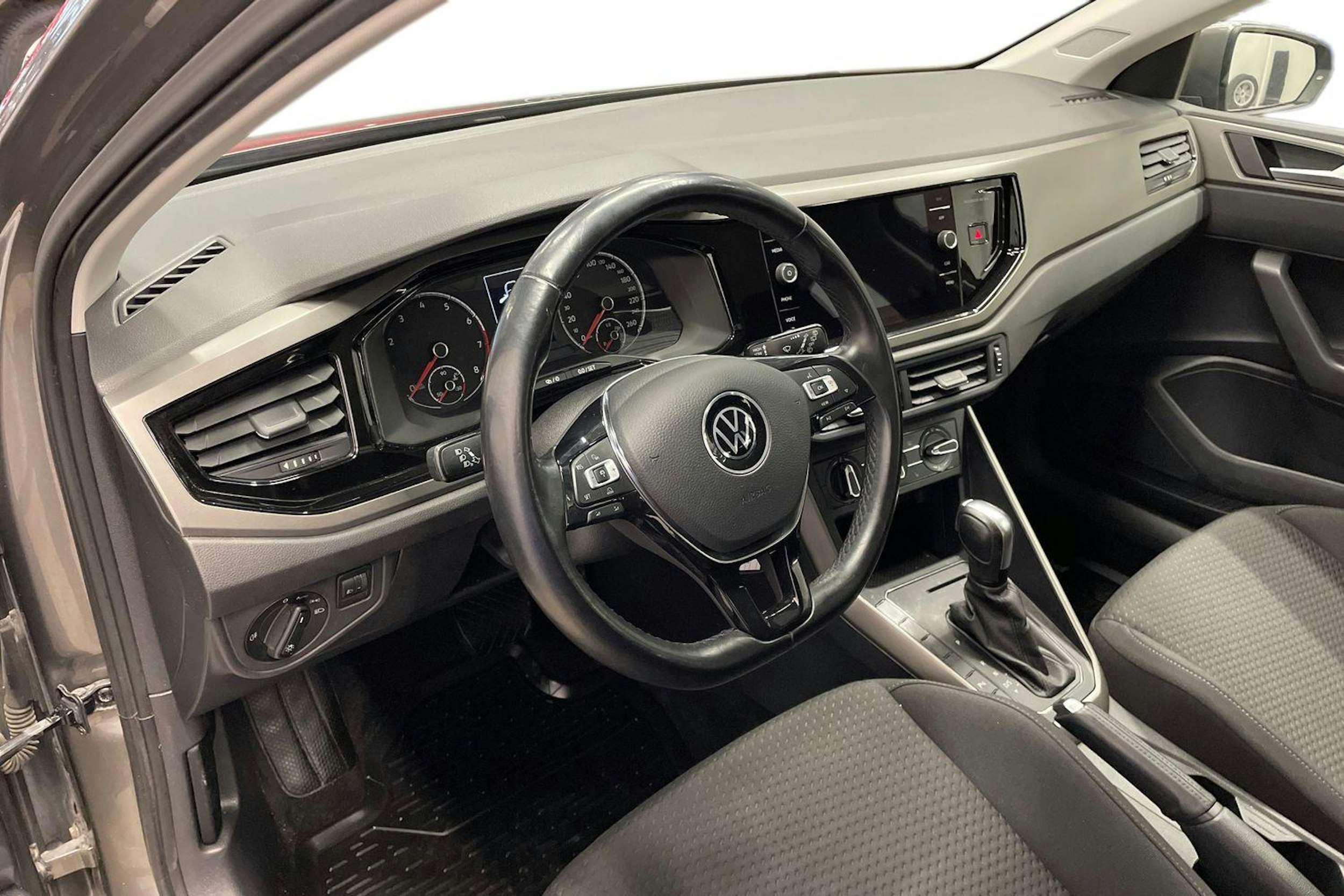 harmaa Volkswagen Polo 2021 kuva 6.