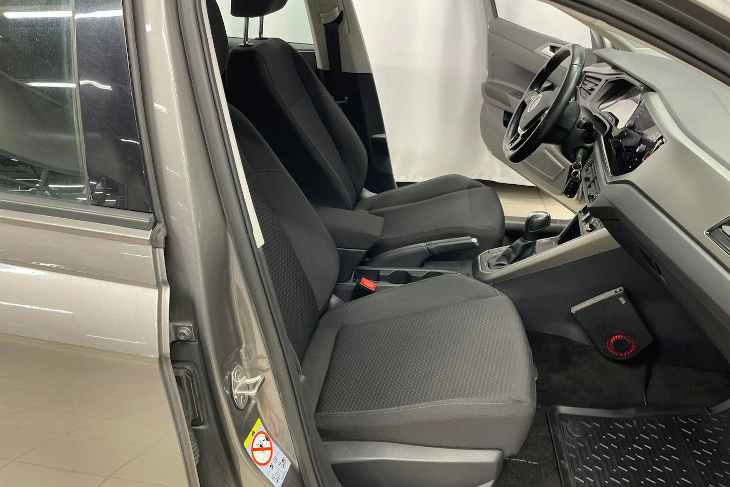 harmaa Volkswagen Polo 2021 kuva 18.