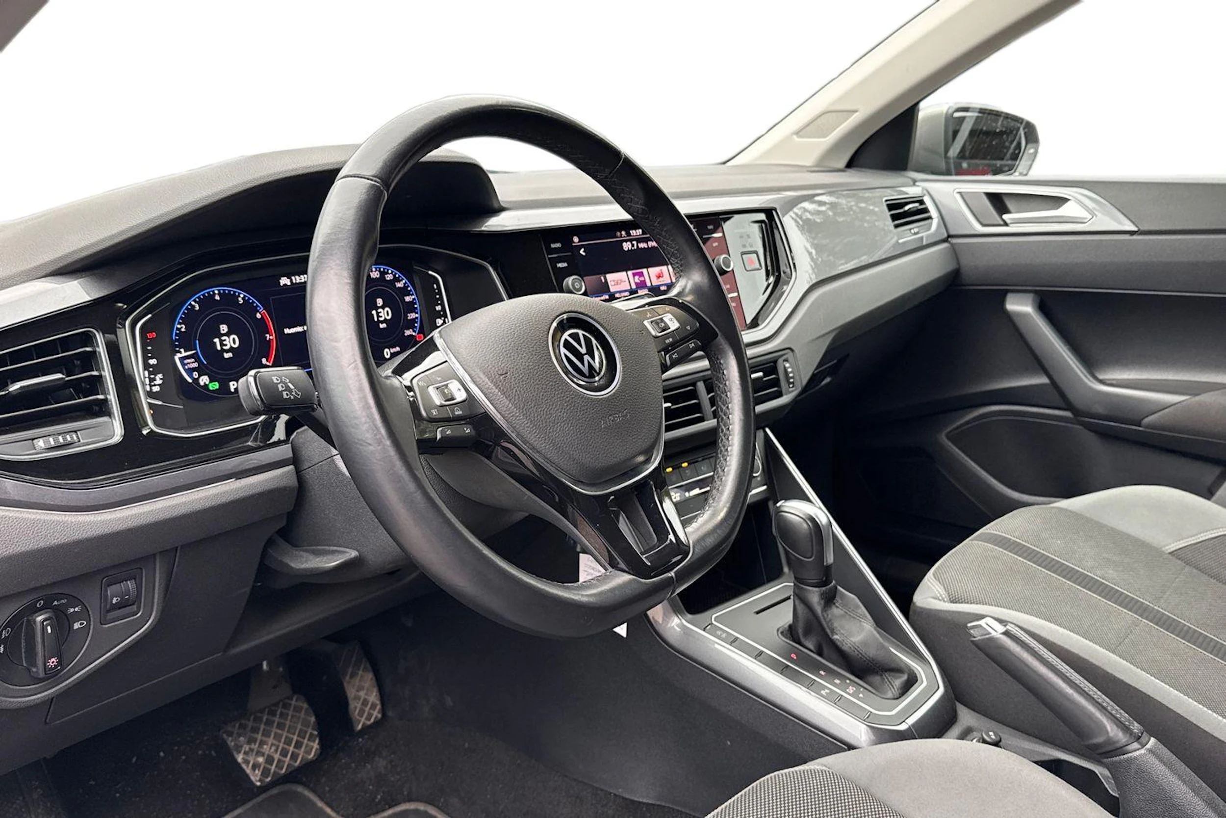 harmaa Volkswagen Polo 2021 kuva 3.