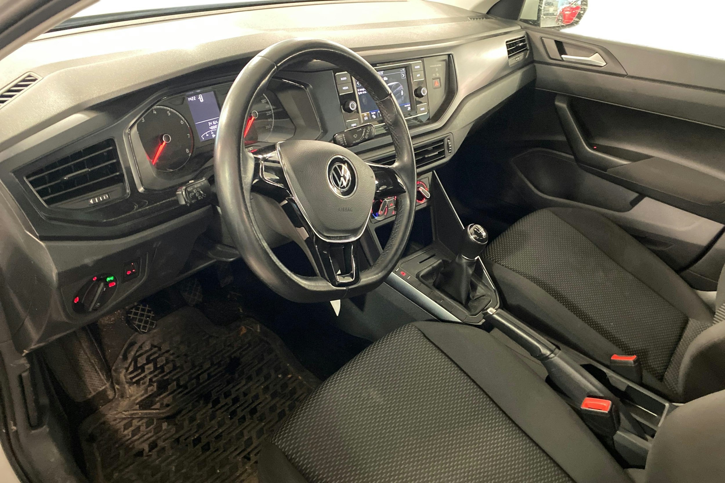 Valkoinen Volkswagen POLO 2021 kuva 3.