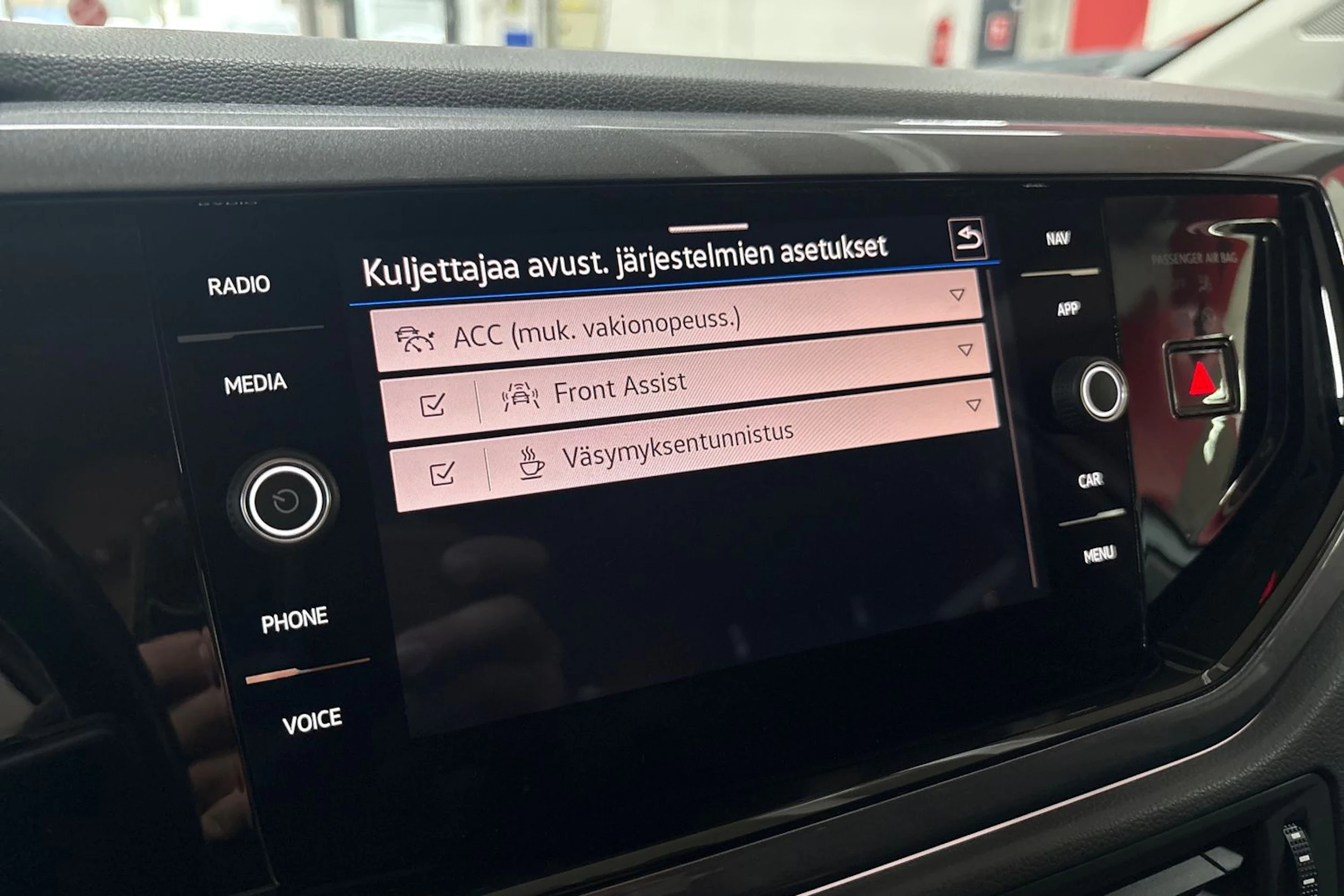 Valkoinen Volkswagen POLO 2021 kuva 17.