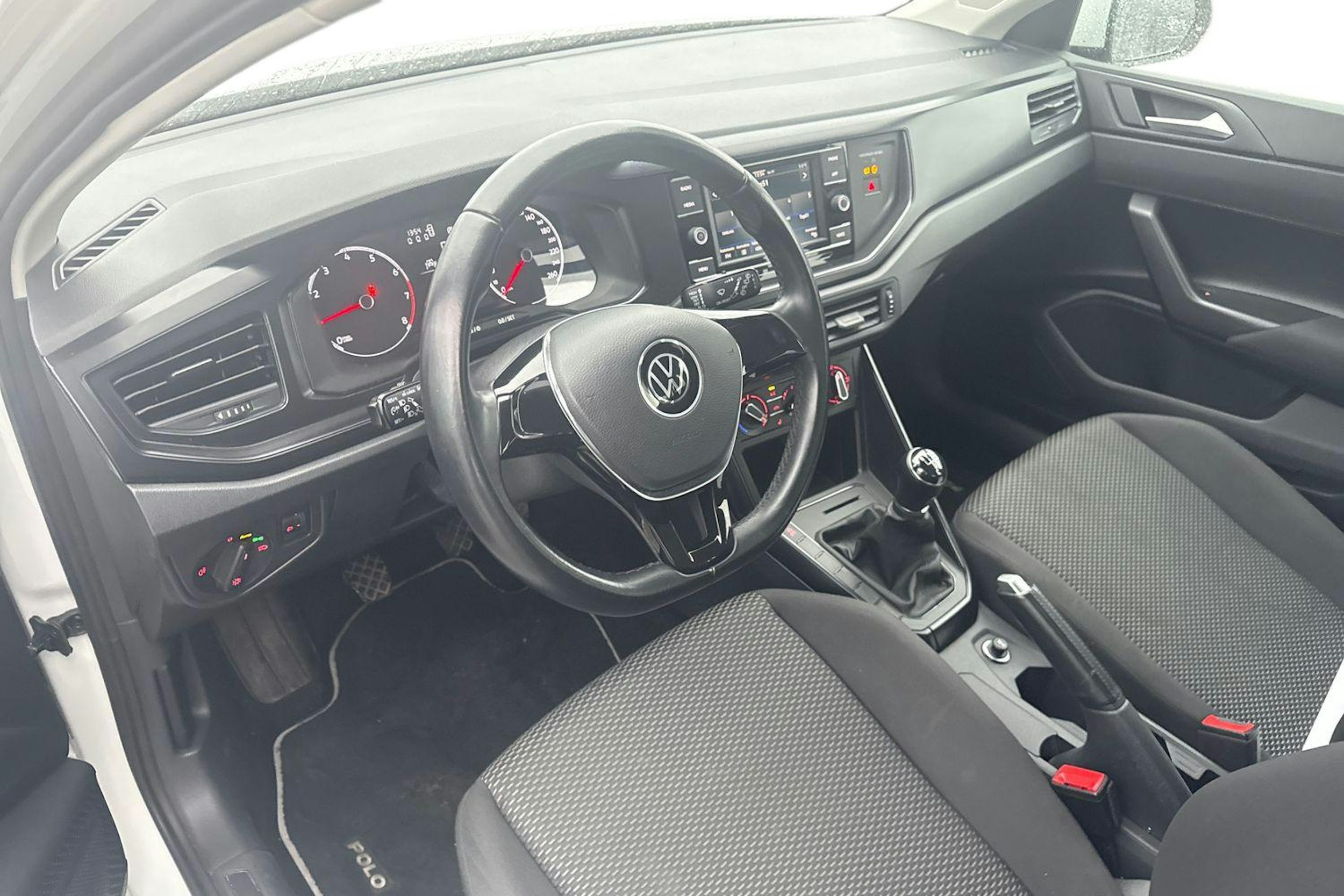 Valkoinen Volkswagen POLO 2021 kuva 3.