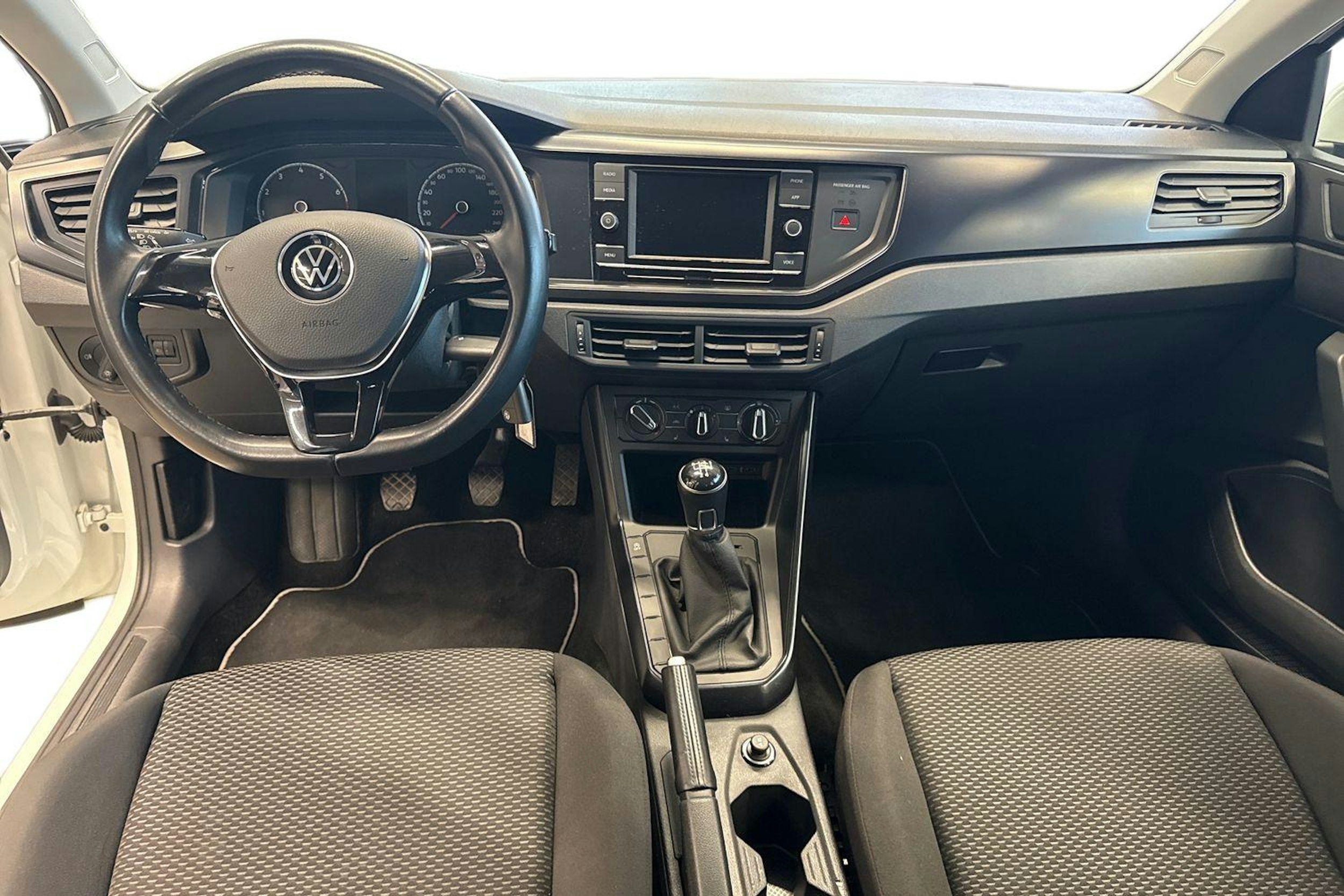 Valkoinen Volkswagen Polo 2021 kuva 9.