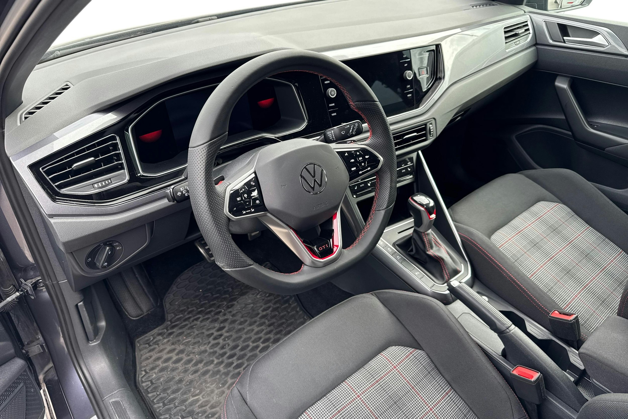 harmaa Volkswagen Polo 2022 kuva 3.