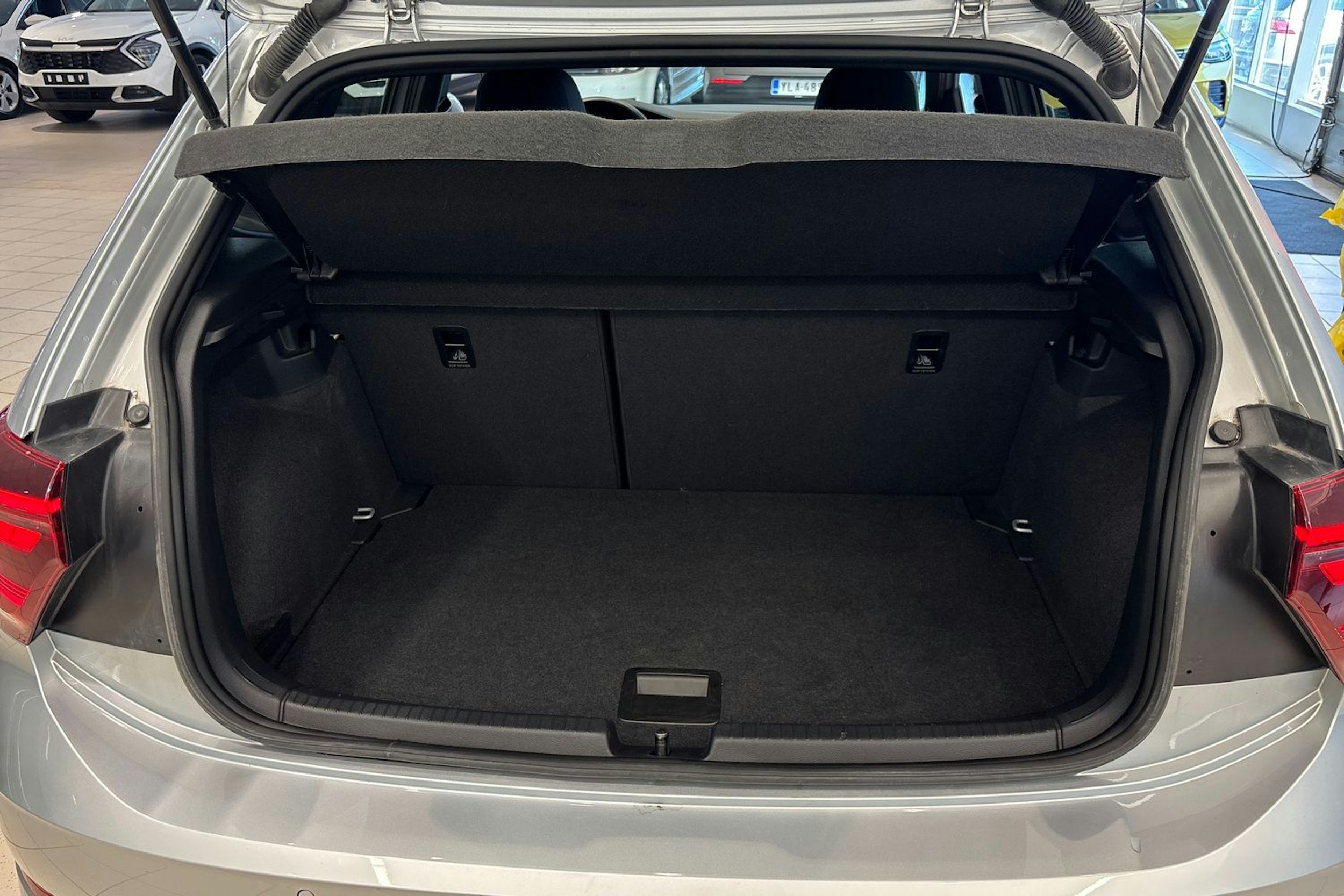 Harmaa Volkswagen POLO 2022 kuva 24.