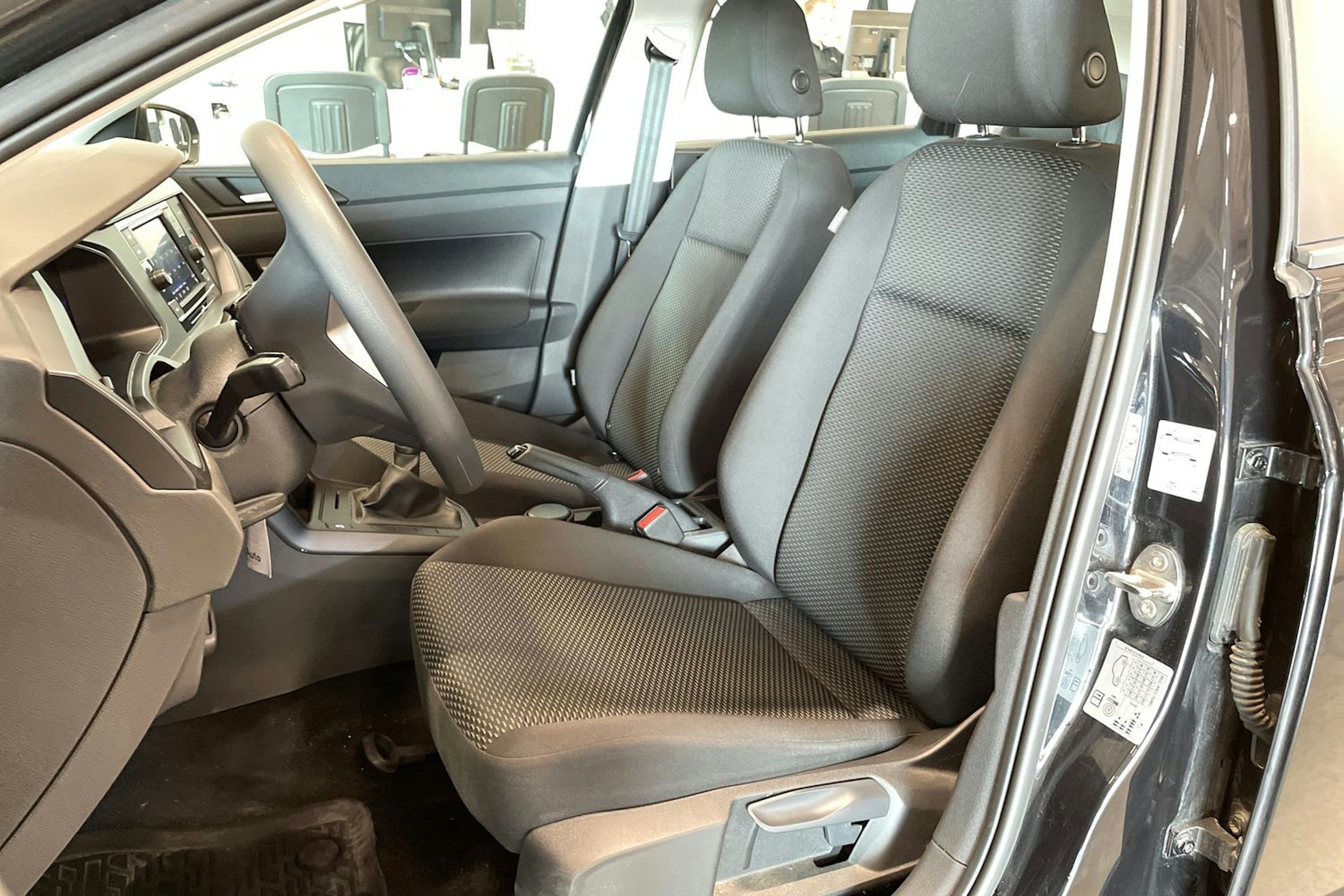 musta Volkswagen Polo 2022 kuva 14.