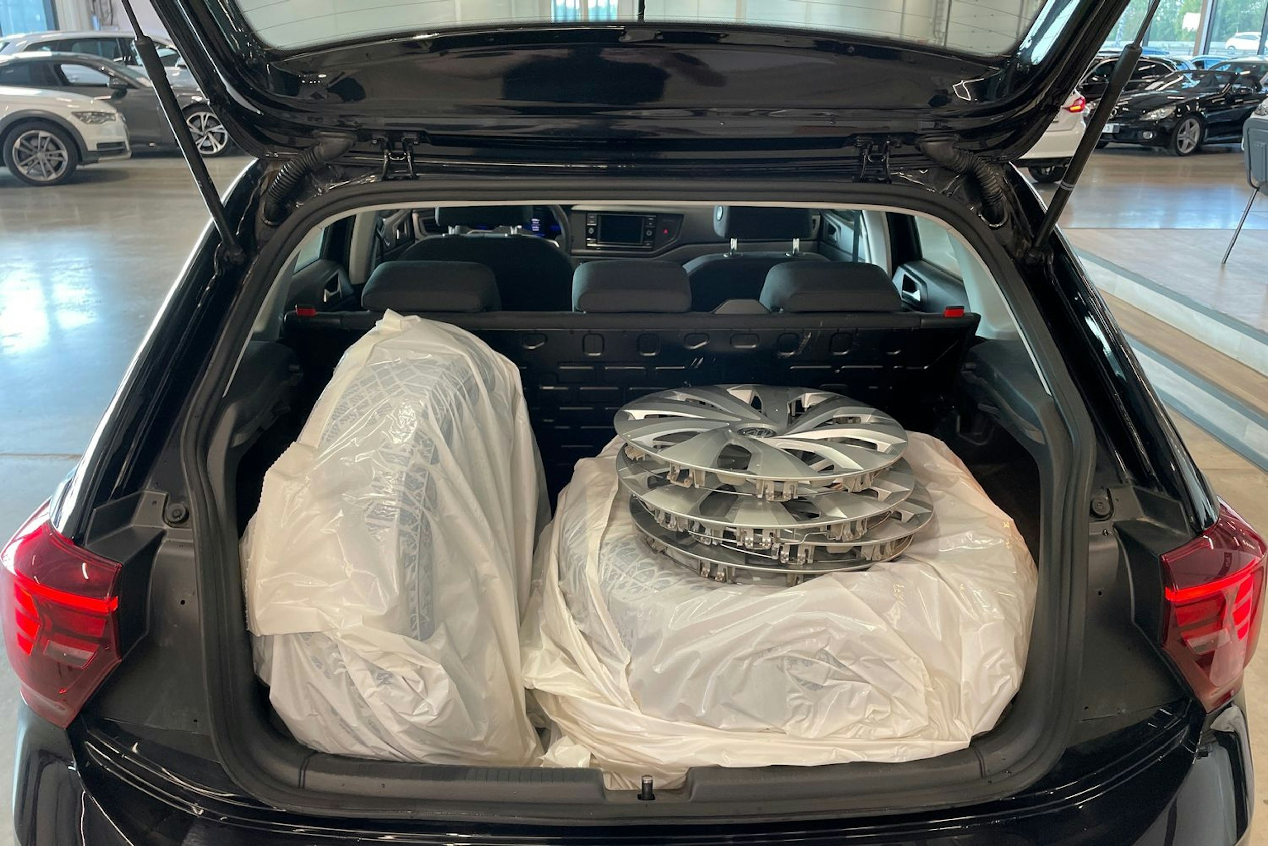 musta Volkswagen Polo 2022 kuva 31.