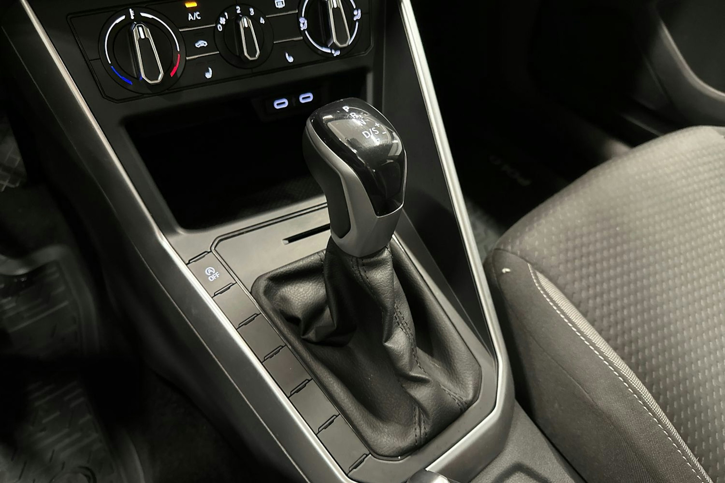 violetti Volkswagen Polo 2022 kuva 18.