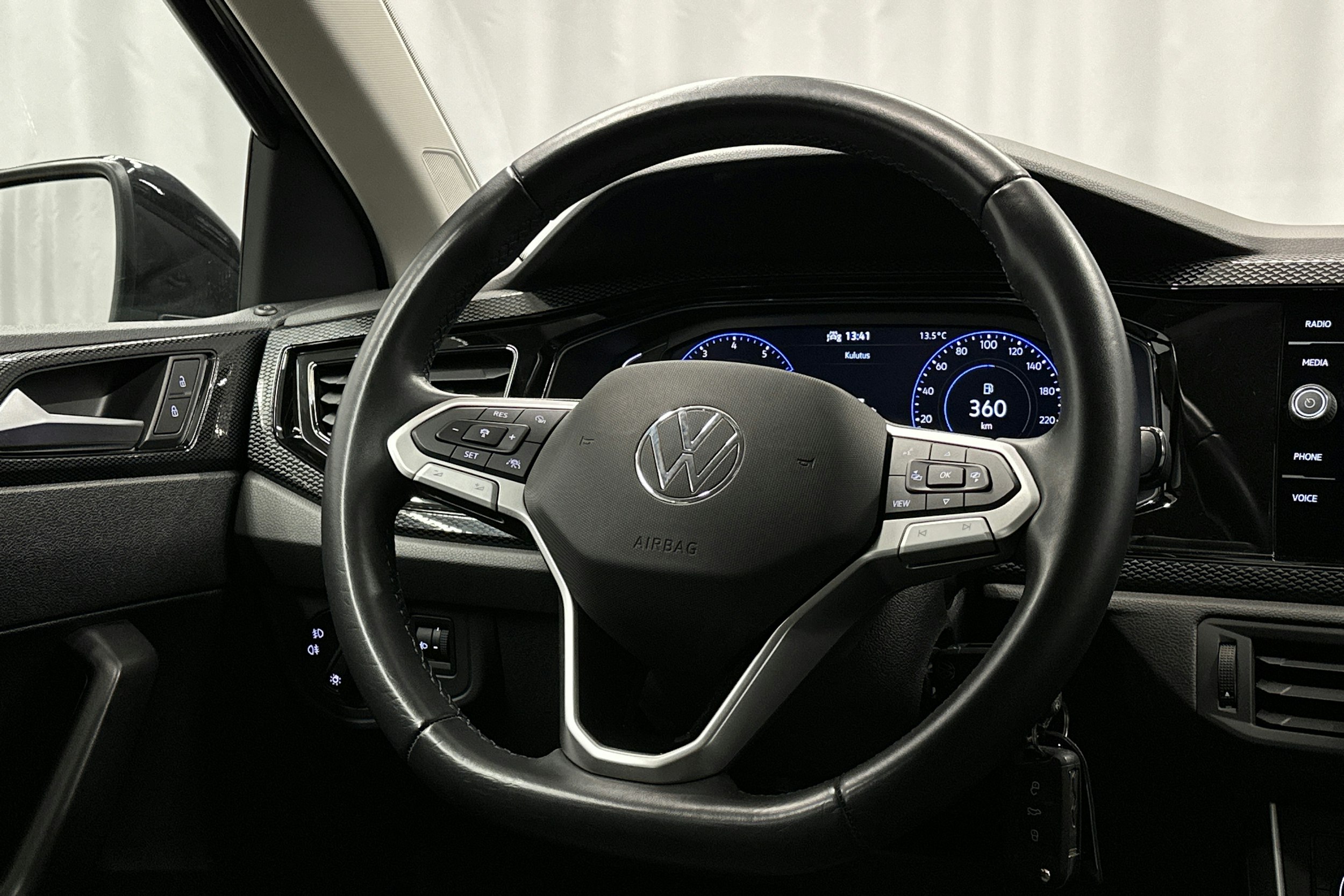 musta Volkswagen Polo 2022 kuva 16.