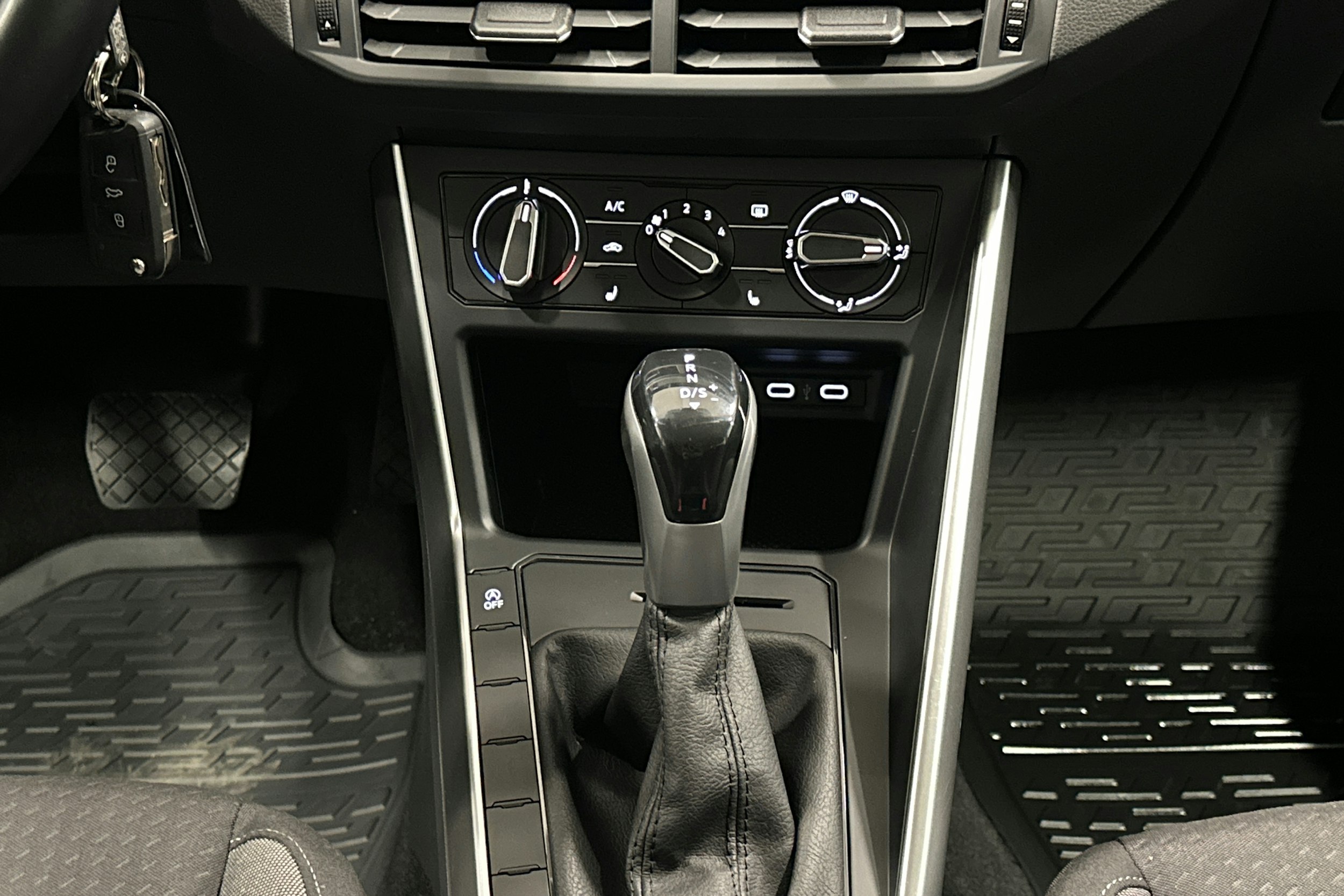 musta Volkswagen Polo 2022 kuva 17.