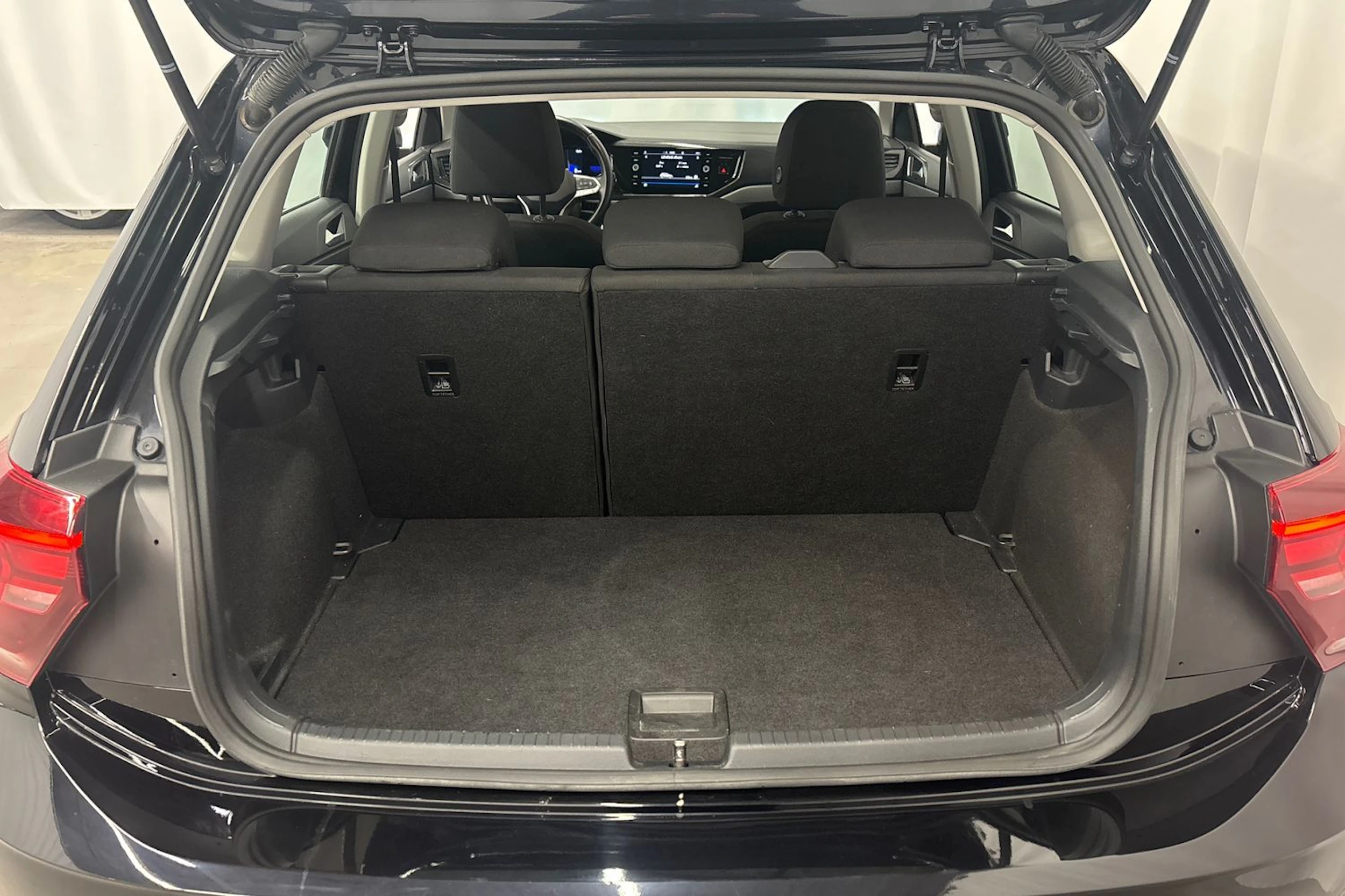 musta Volkswagen Polo 2022 kuva 12.