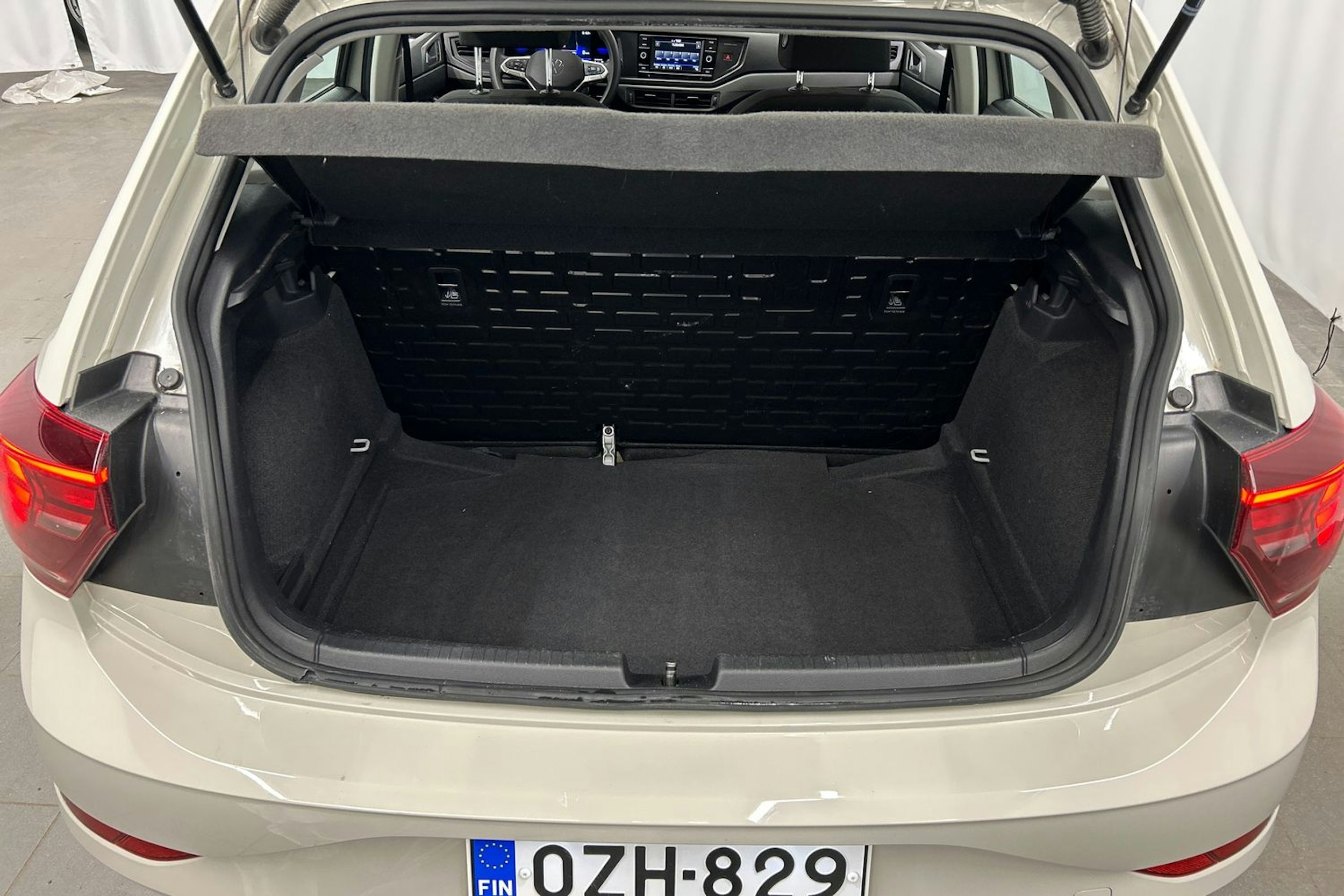 harmaa Volkswagen Polo 2022 kuva 16.