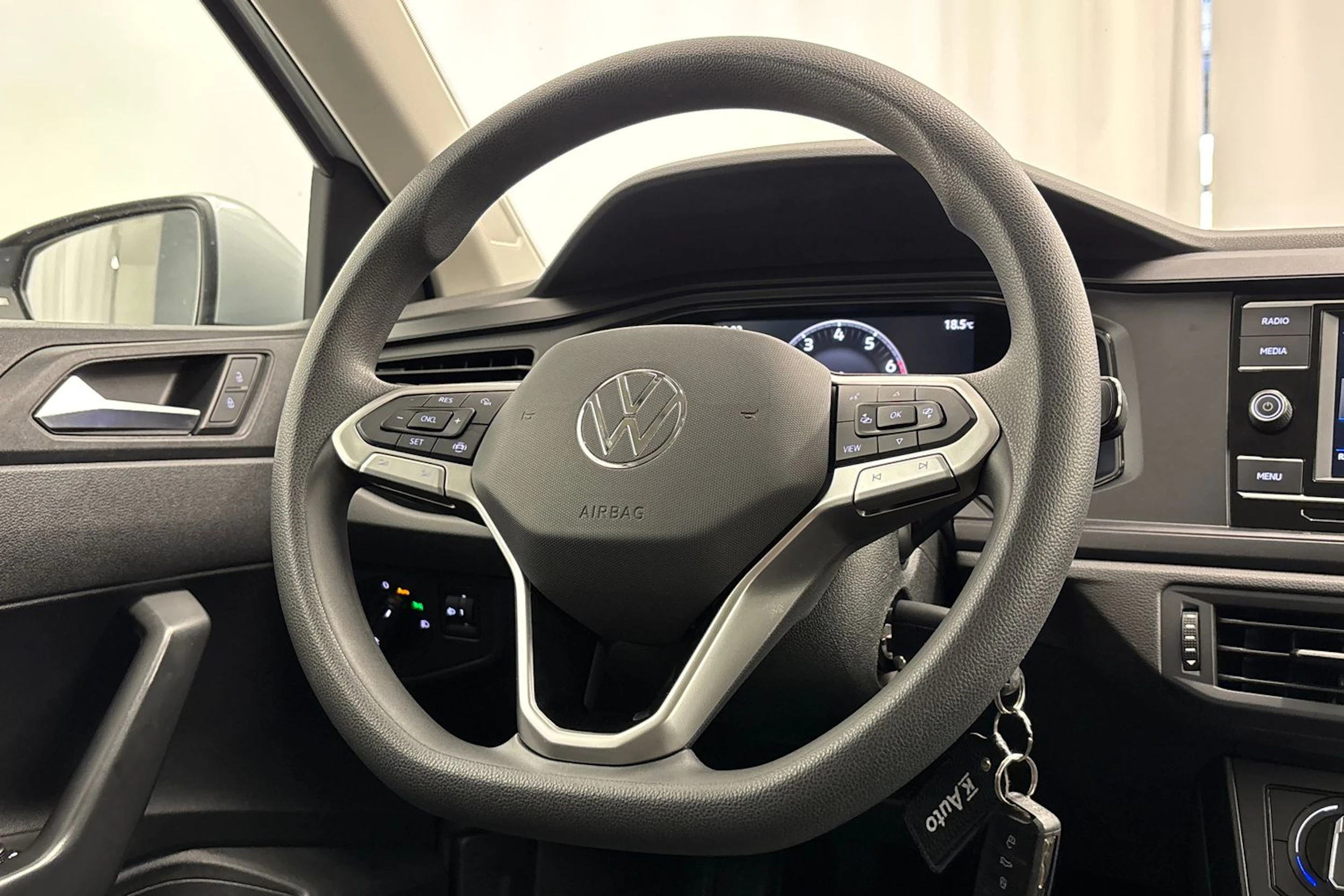 harmaa Volkswagen Polo 2022 kuva 16.