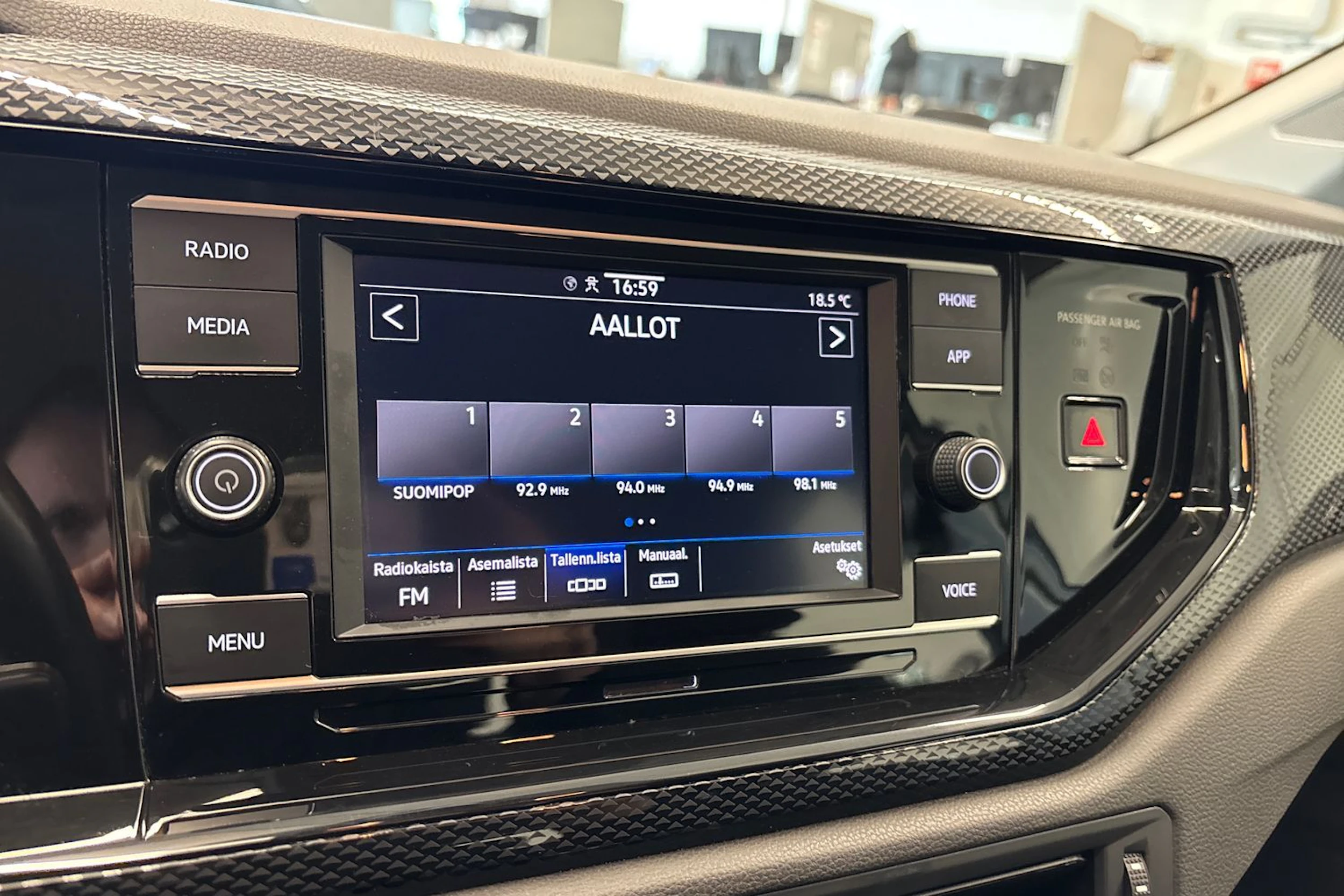 harmaa Volkswagen Polo 2022 kuva 18.