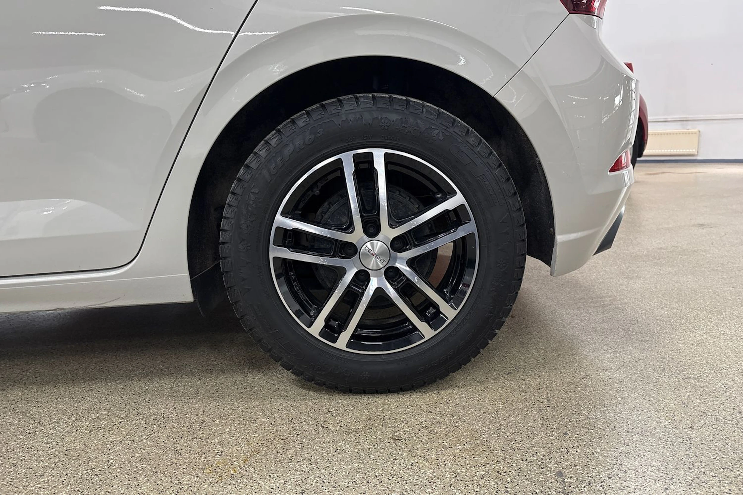 Harmaa Volkswagen POLO 2023 kuva 10.