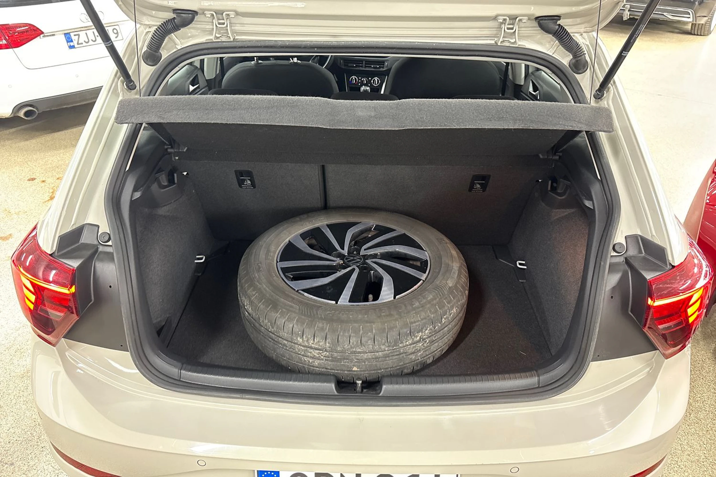 Harmaa Volkswagen POLO 2023 kuva 24.