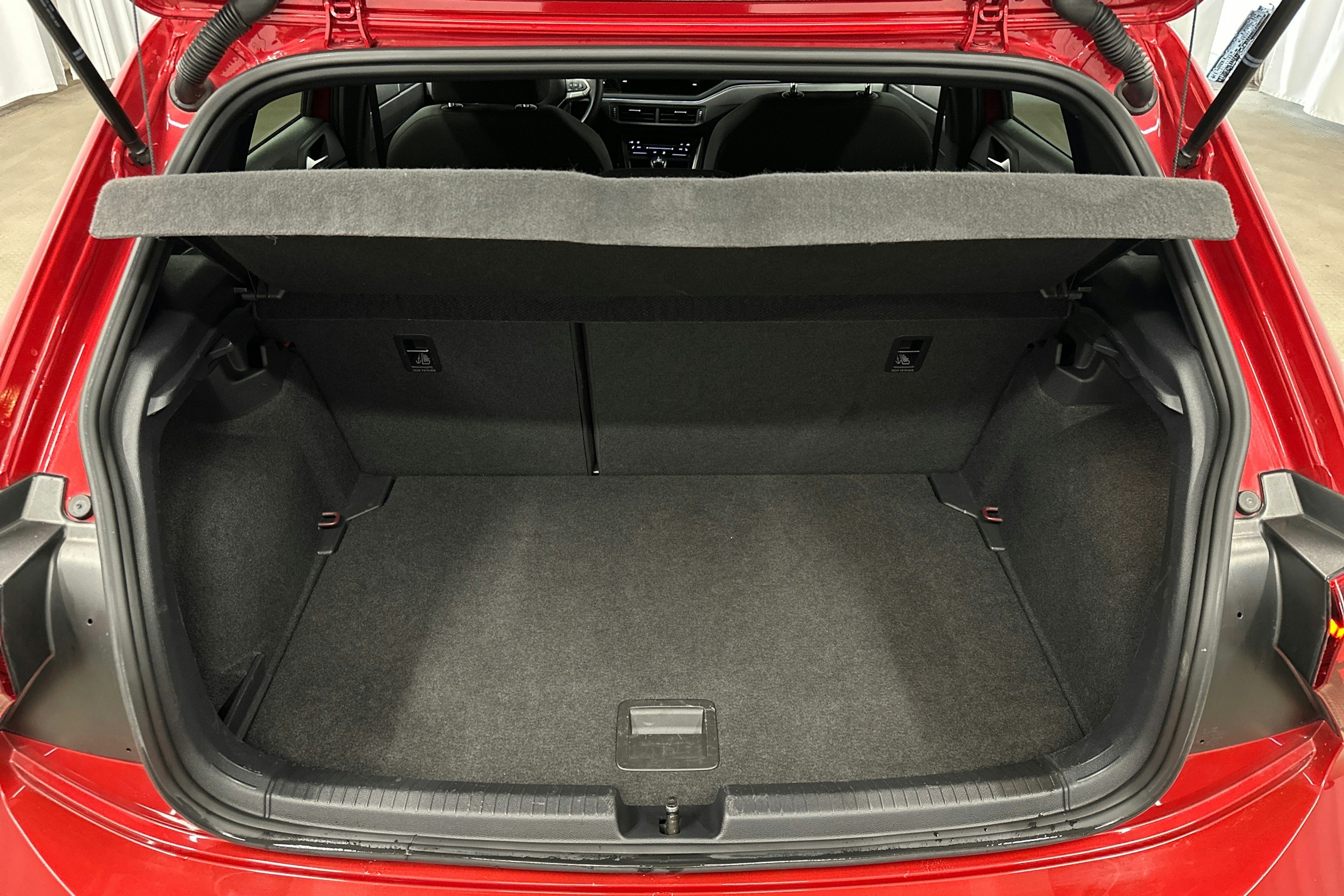 punainen Volkswagen Polo 2023 kuva 14.