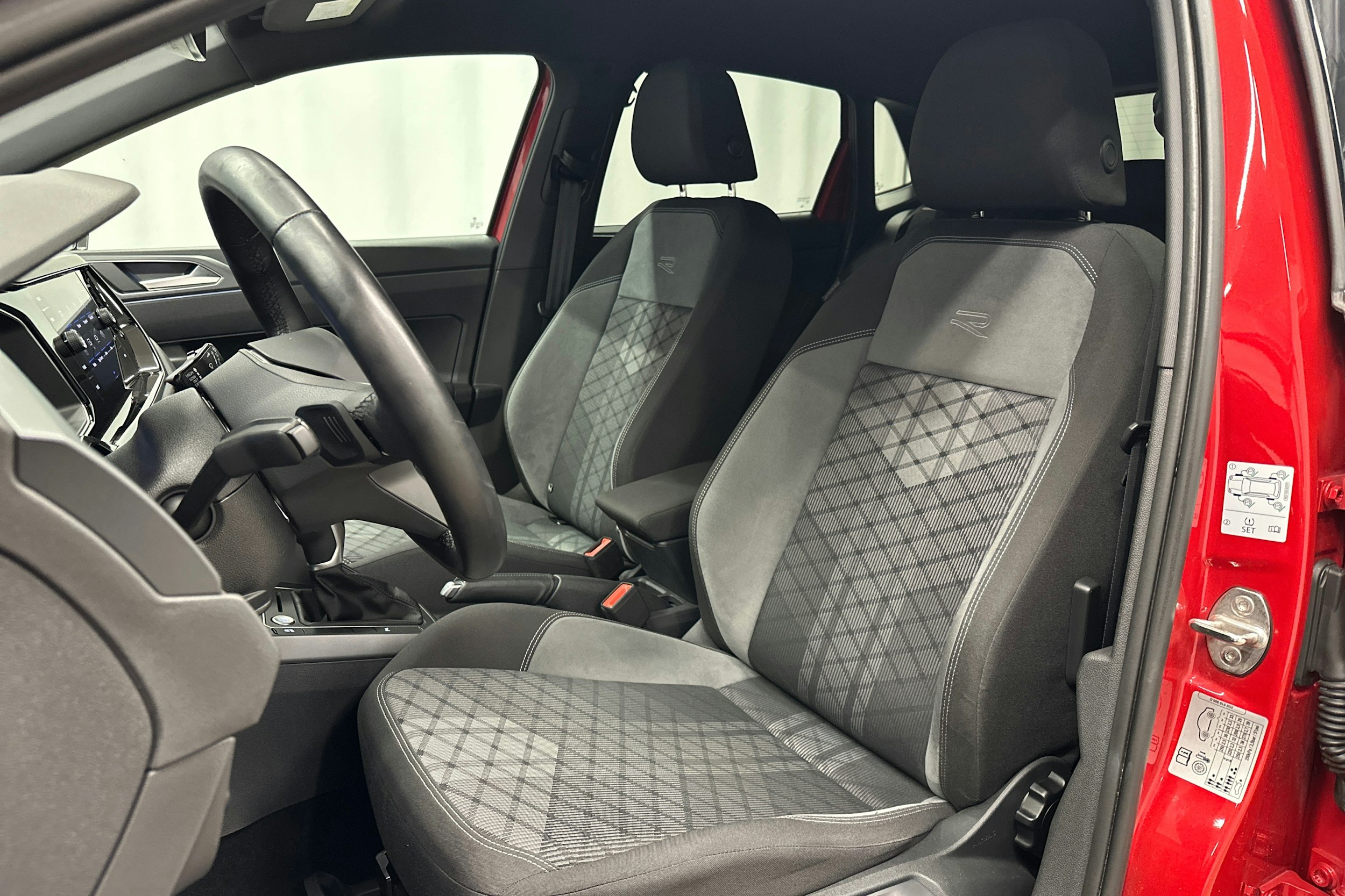 punainen Volkswagen Polo 2023 kuva 15.