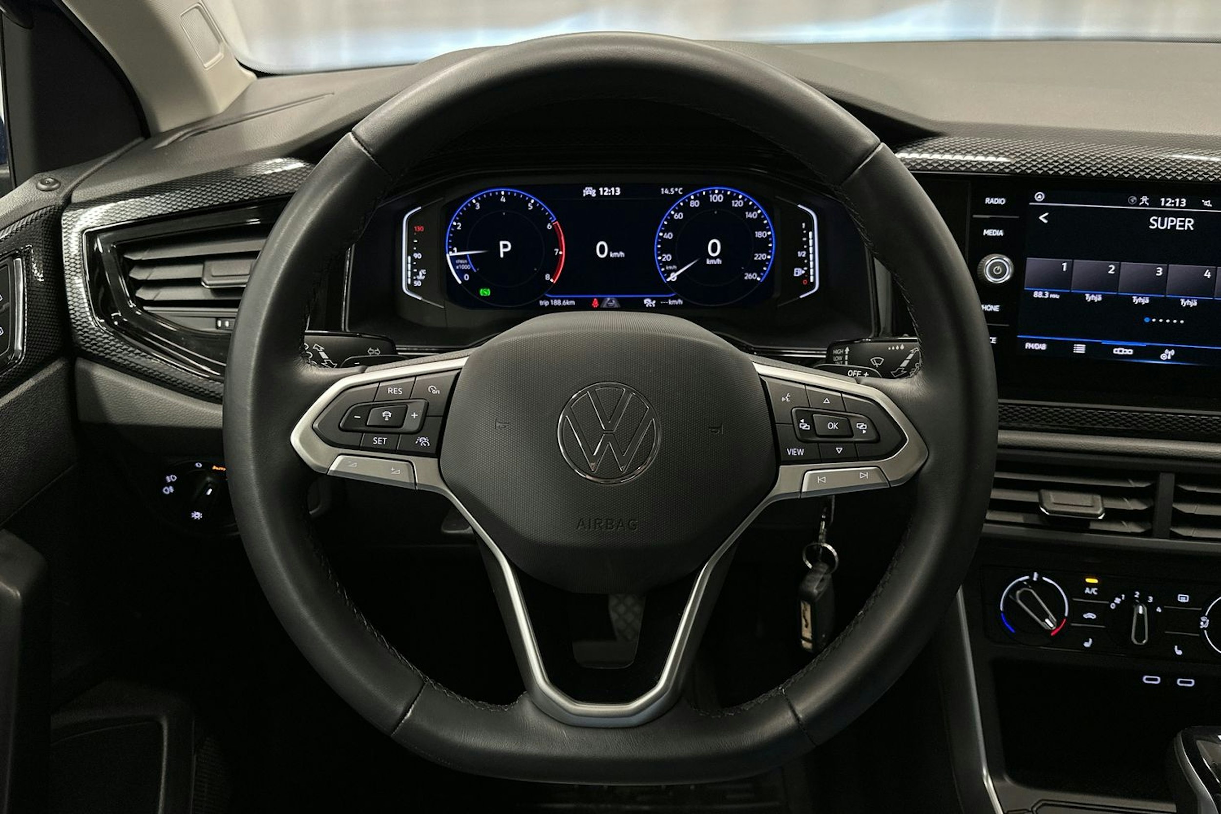 sininen Volkswagen Polo 2023 kuva 16.