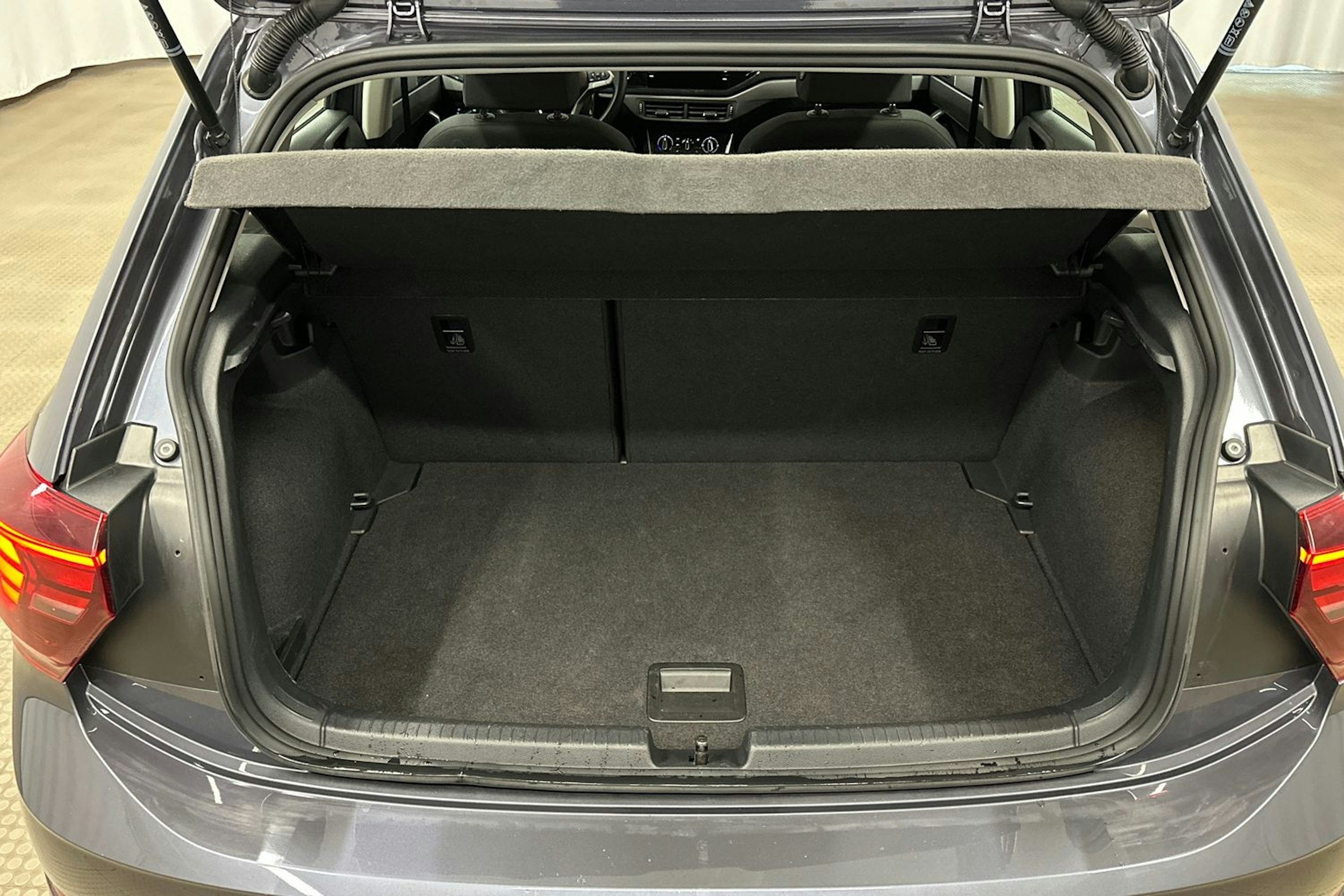 harmaa Volkswagen Polo 2023 kuva 14.