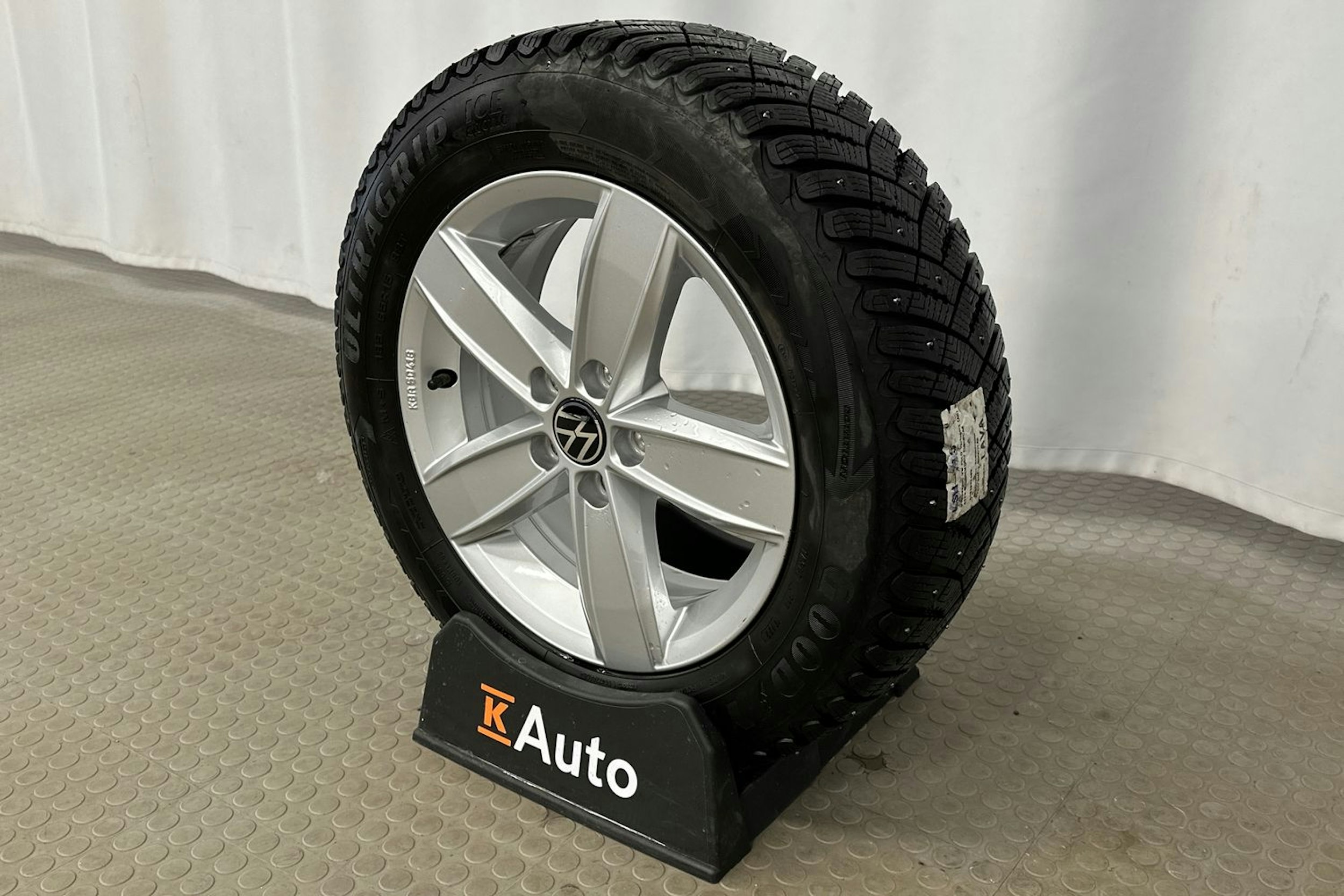 harmaa Volkswagen Polo 2023 kuva 13.