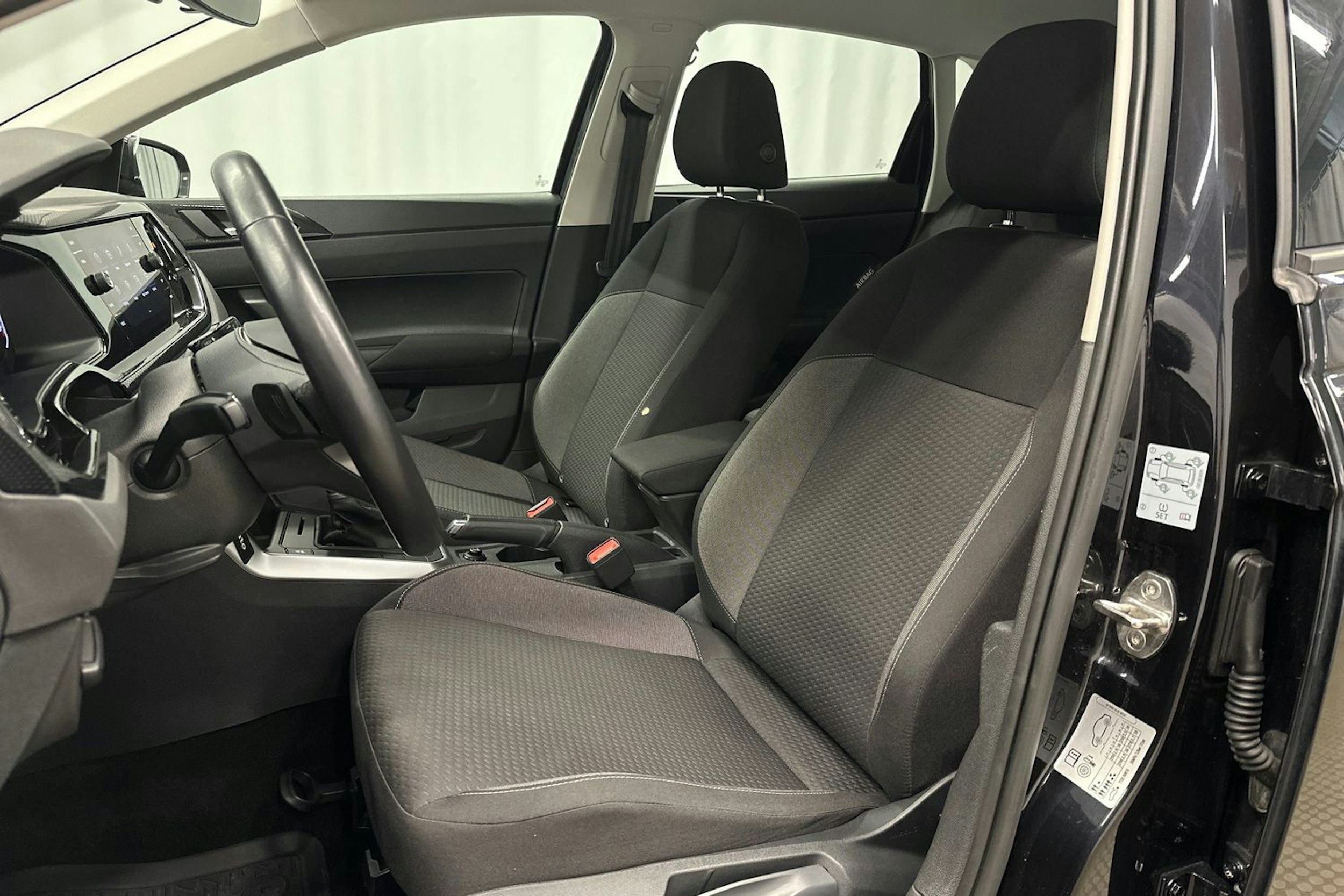 musta Volkswagen Polo 2023 kuva 15.