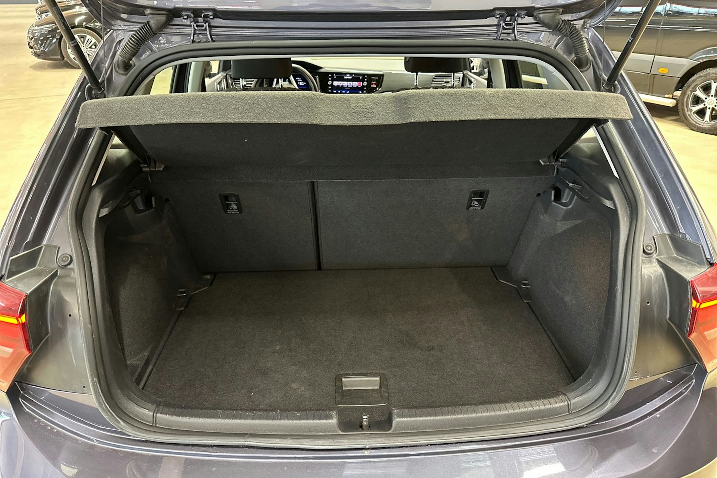 harmaa Volkswagen Polo 2023 kuva 28.