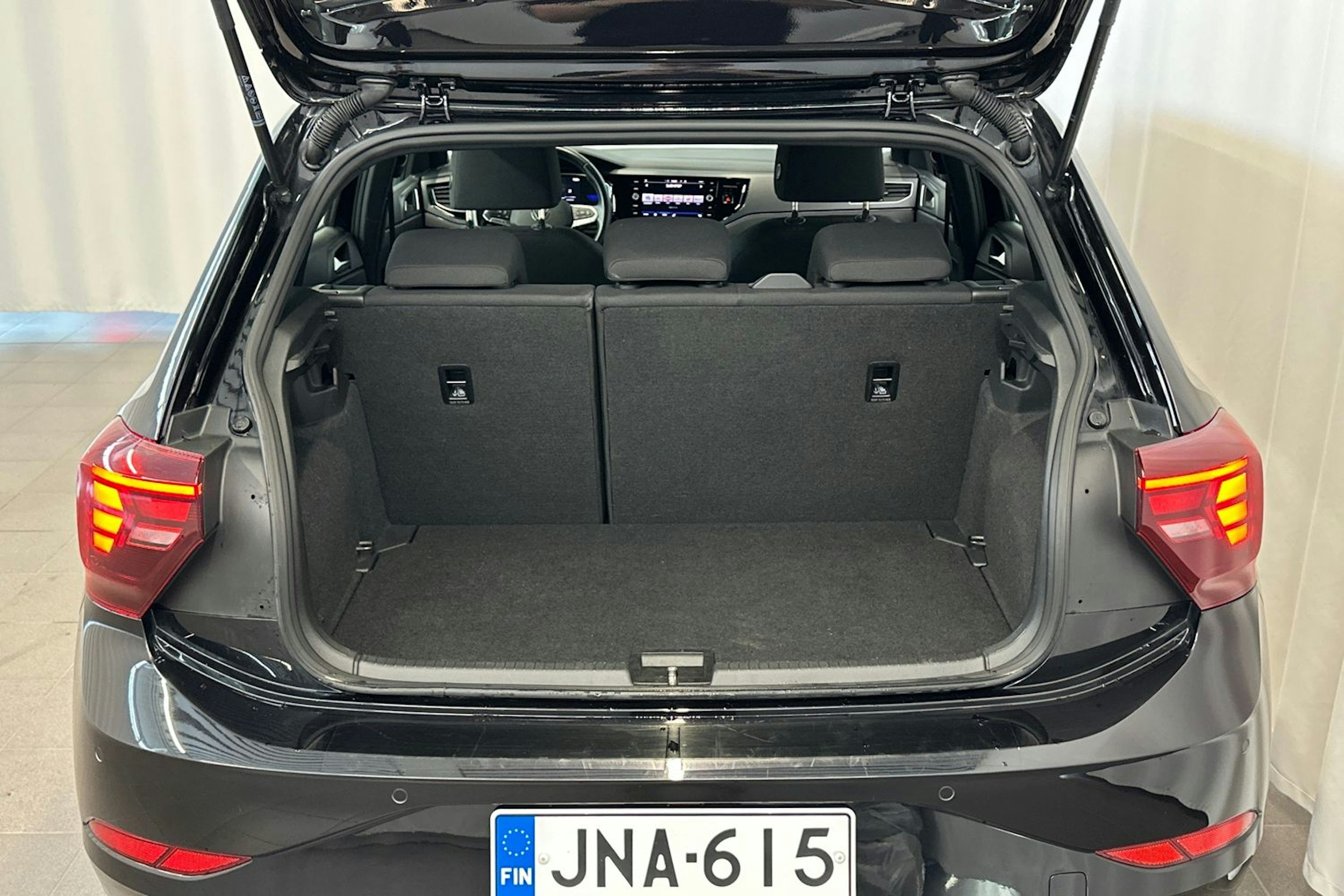 musta Volkswagen Polo 2023 kuva 16.