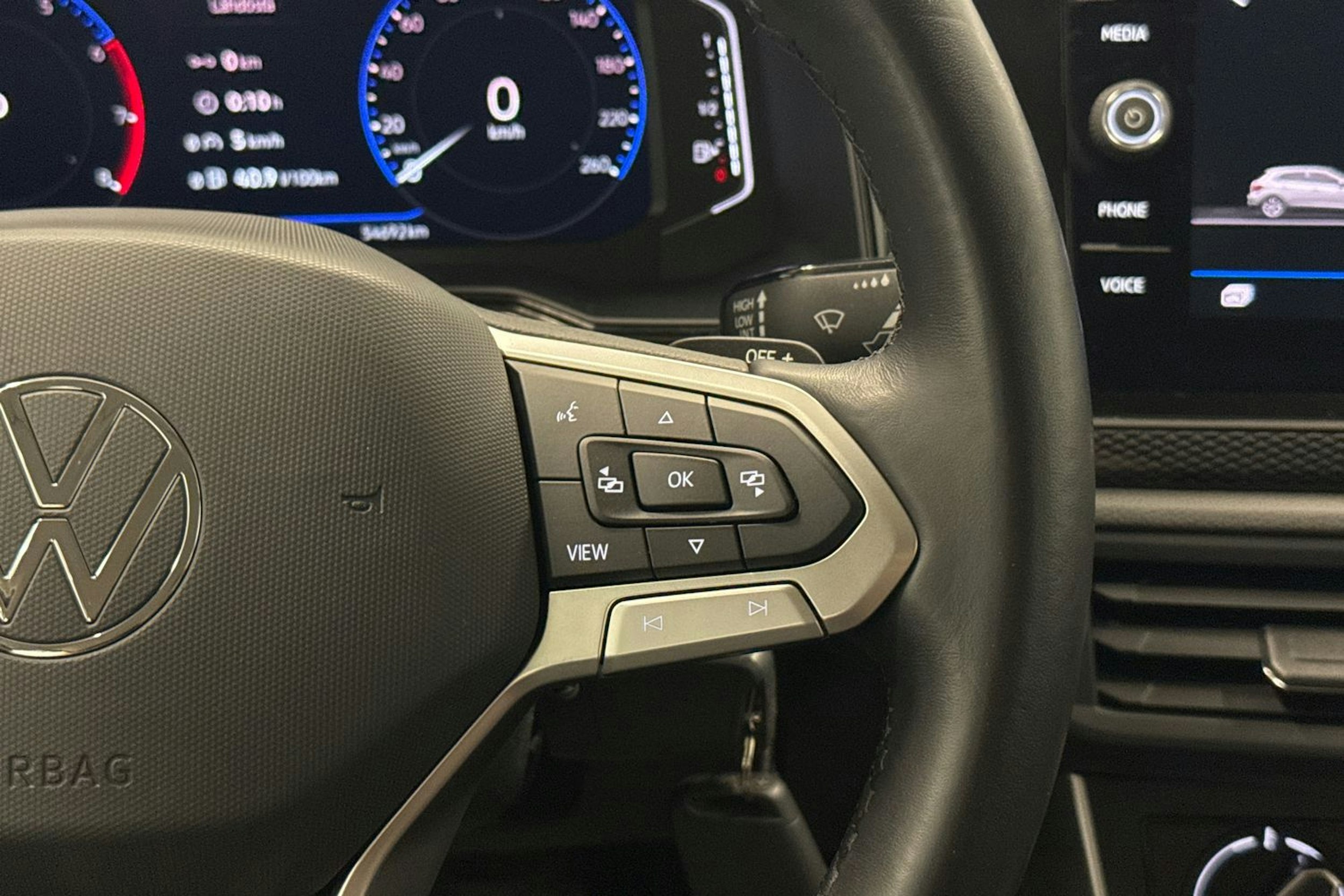 sininen Volkswagen Polo 2023 kuva 13.